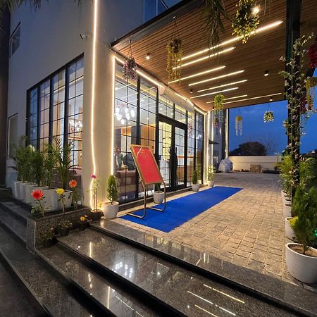 Hotel Three Seasons Vrindávan Kültér fotó