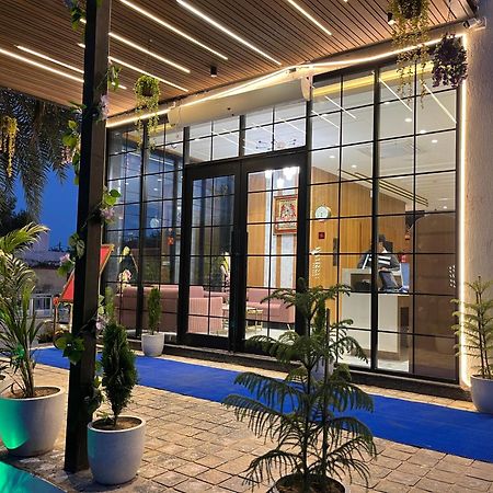 Hotel Three Seasons Vrindávan Kültér fotó