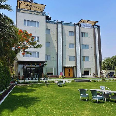 Hotel Three Seasons Vrindávan Kültér fotó