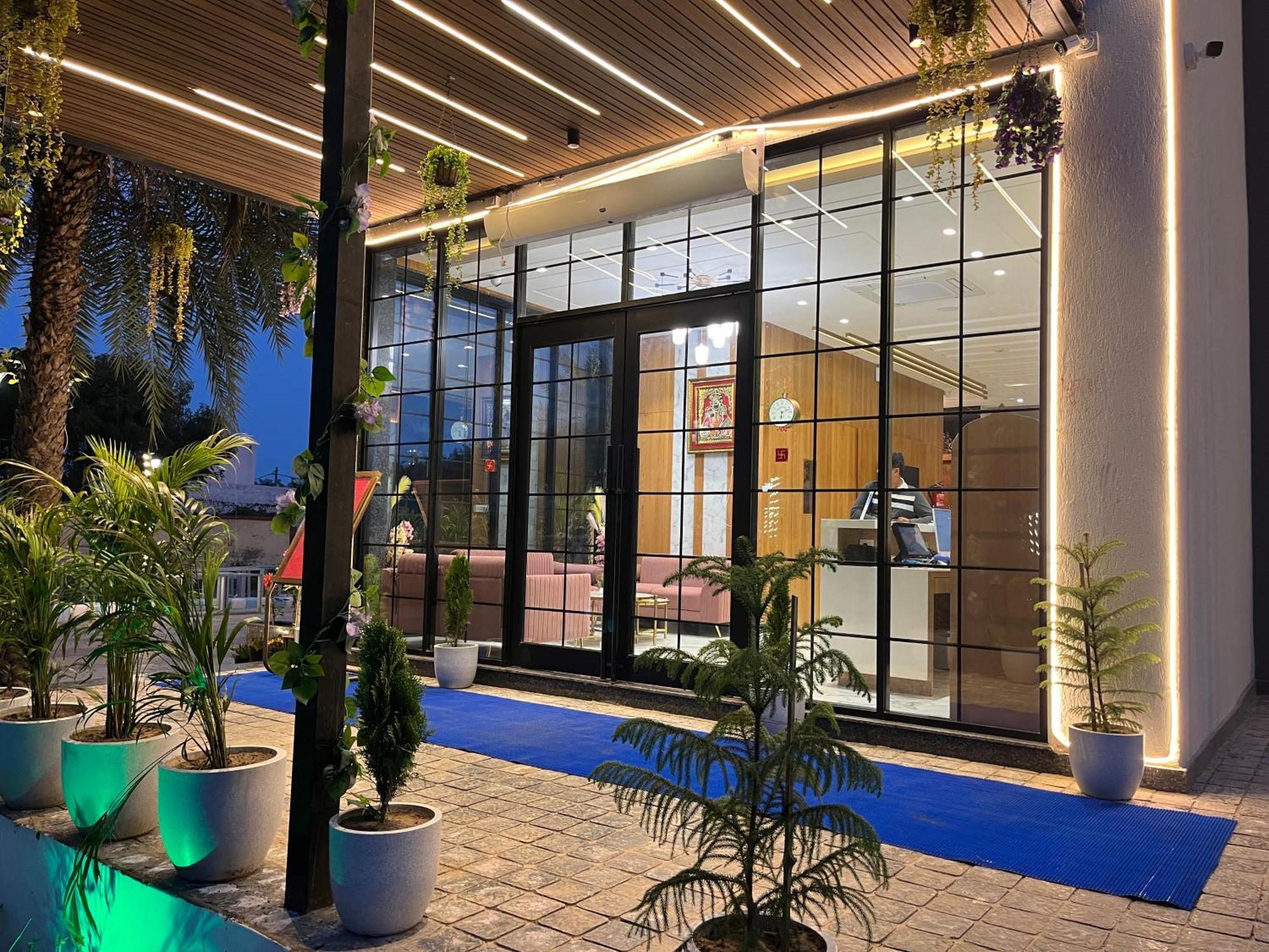 Hotel Three Seasons Vrindávan Kültér fotó