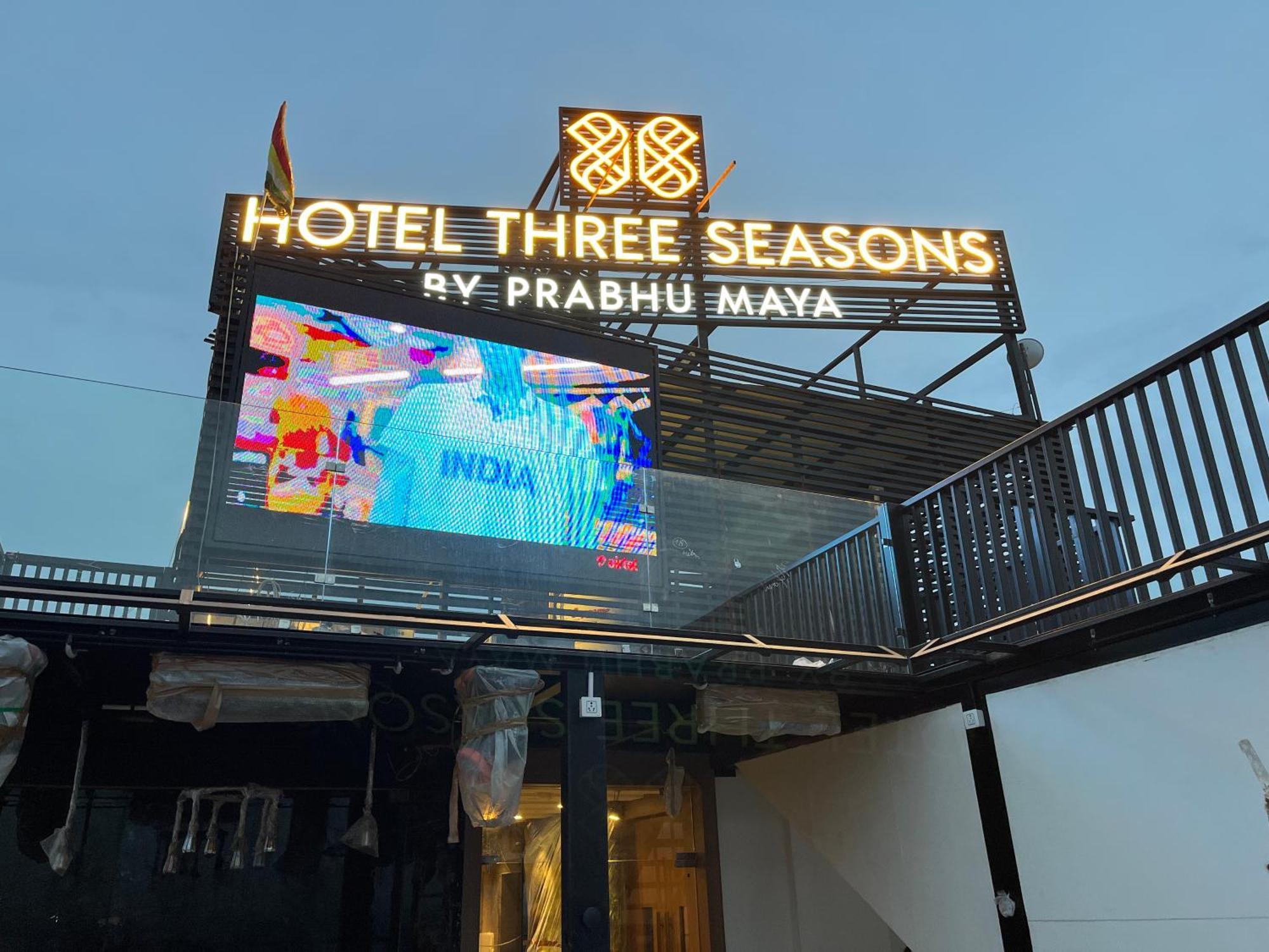Hotel Three Seasons Vrindávan Kültér fotó