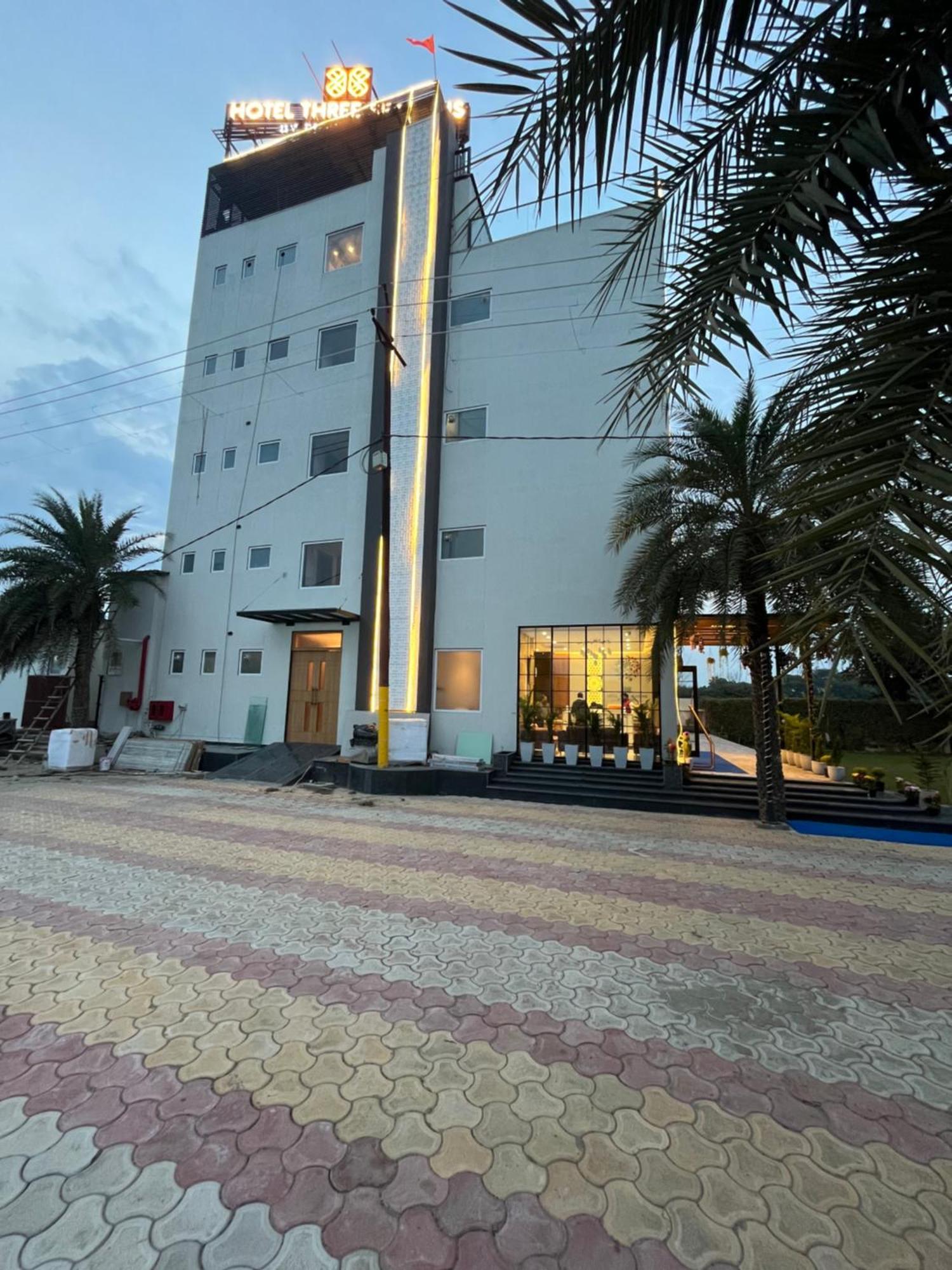 Hotel Three Seasons Vrindávan Kültér fotó