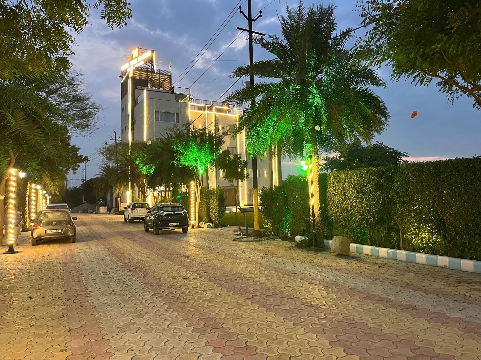Hotel Three Seasons Vrindávan Kültér fotó