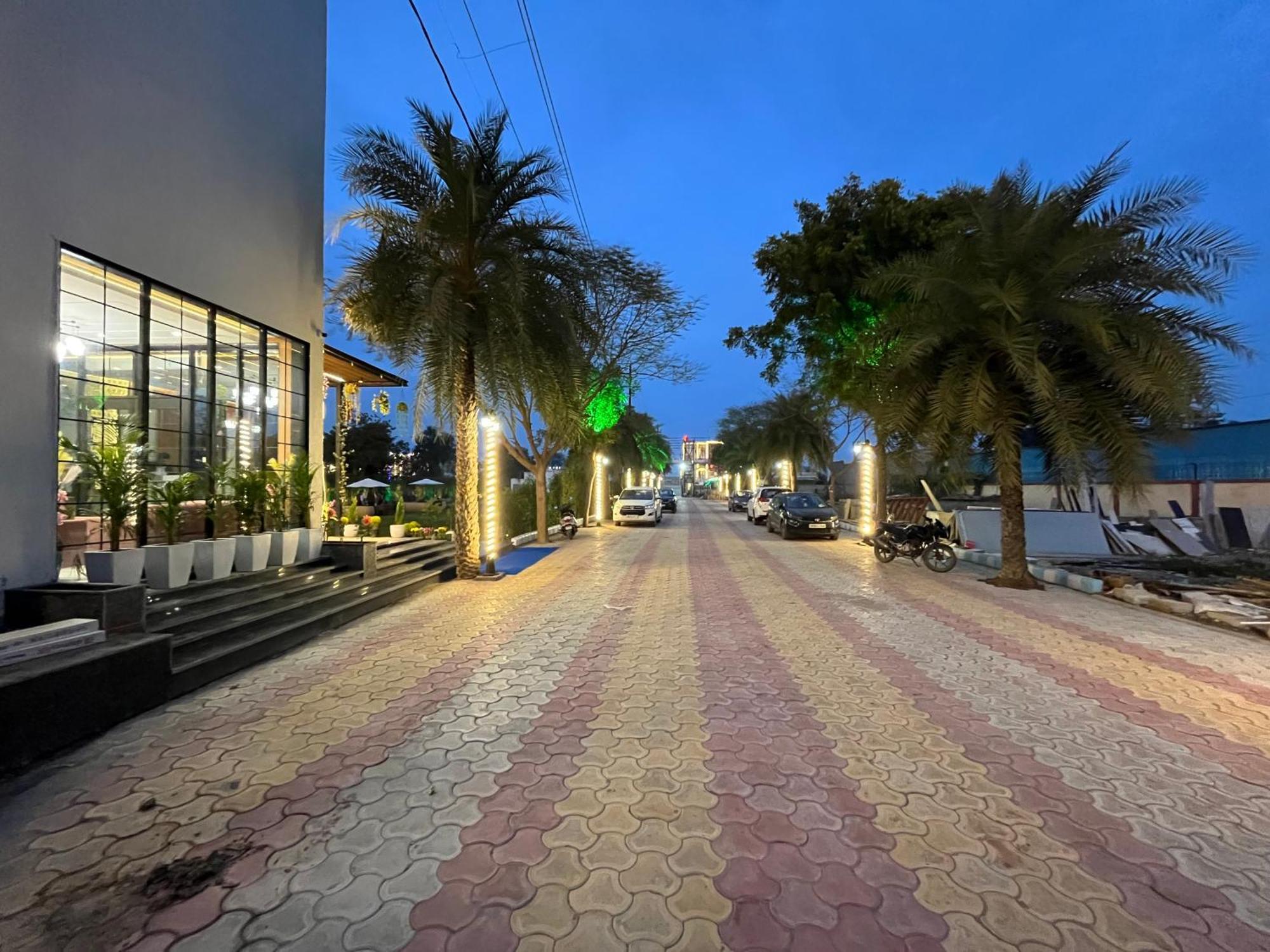 Hotel Three Seasons Vrindávan Kültér fotó
