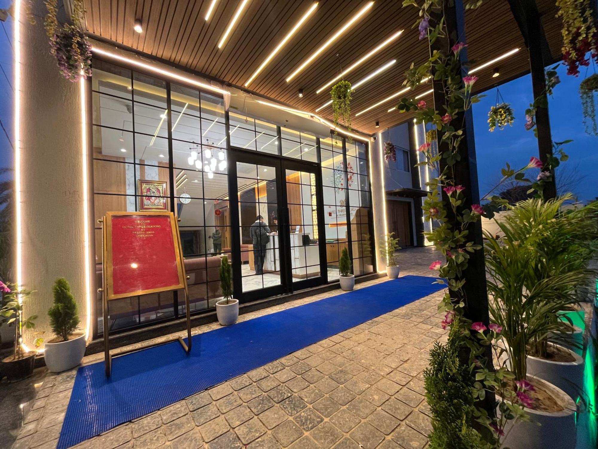 Hotel Three Seasons Vrindávan Kültér fotó
