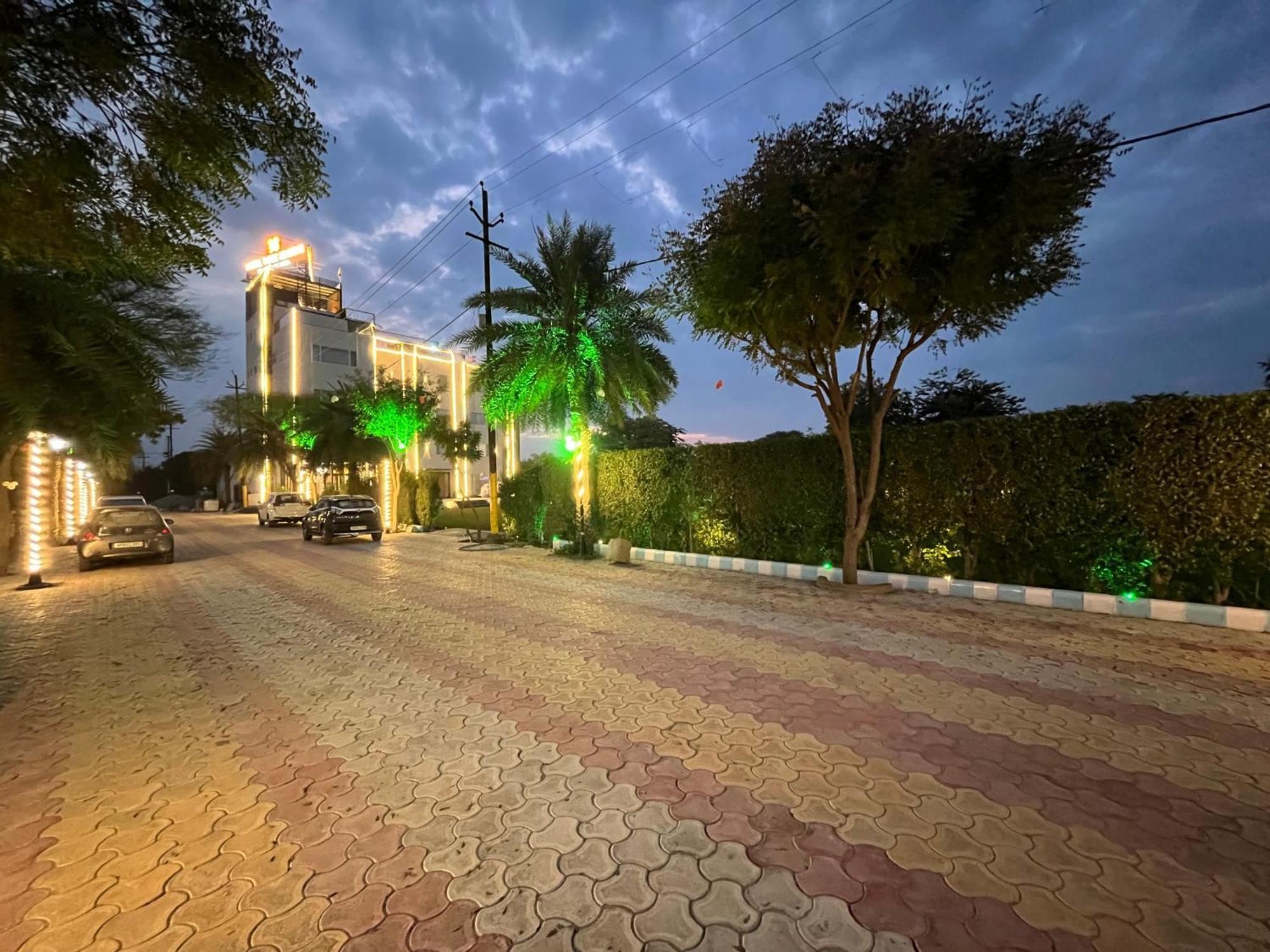 Hotel Three Seasons Vrindávan Kültér fotó