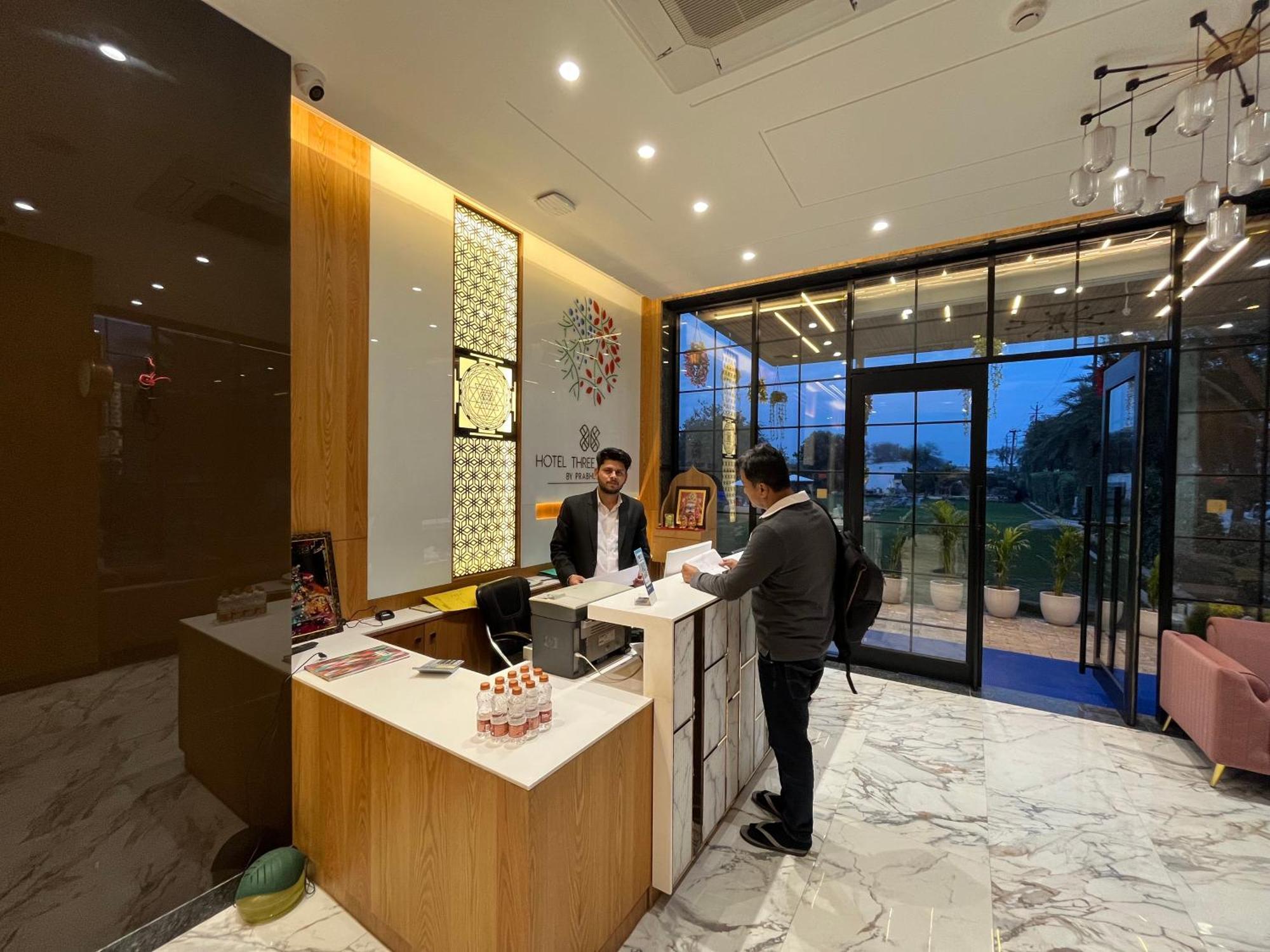 Hotel Three Seasons Vrindávan Kültér fotó