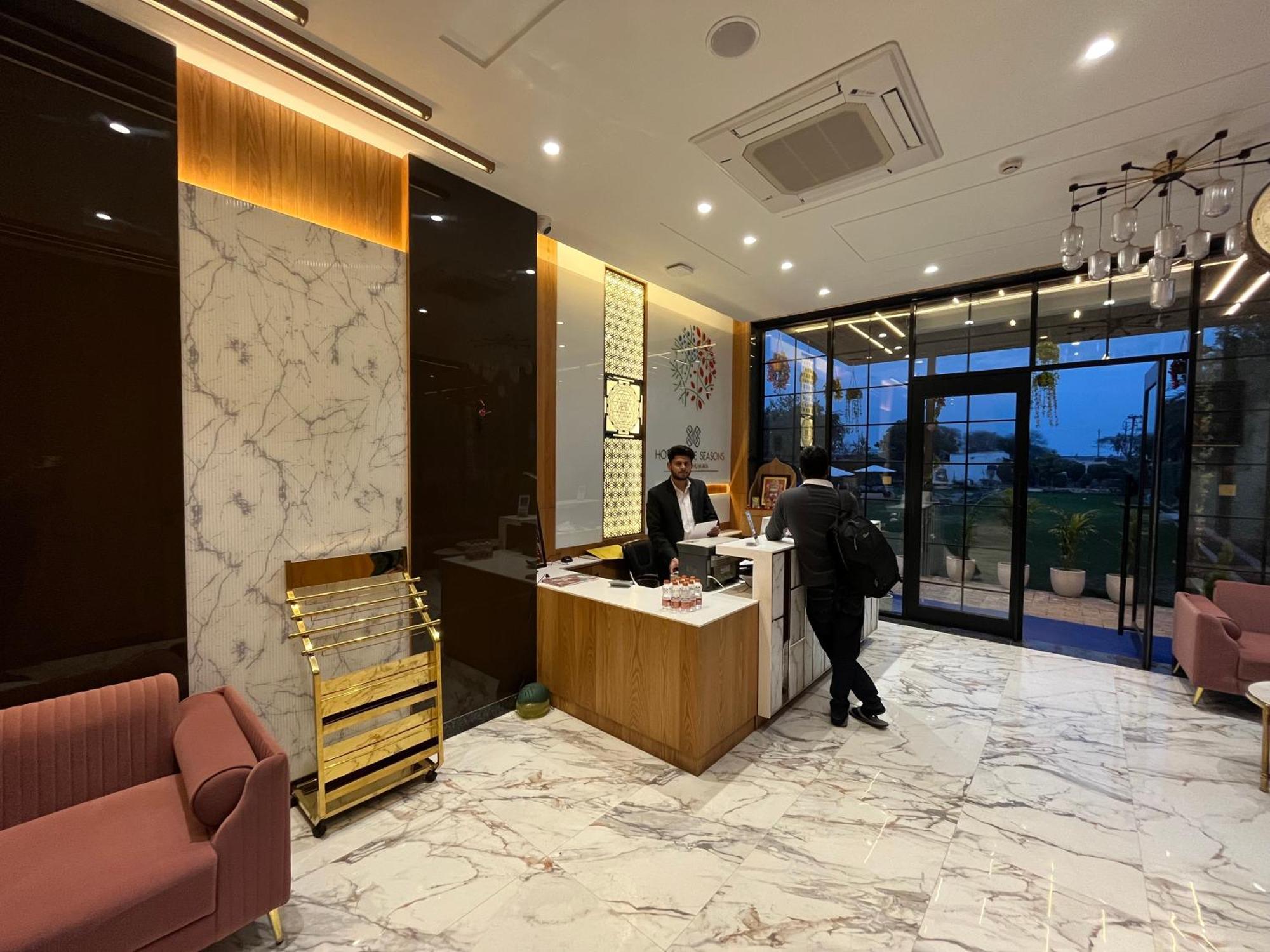 Hotel Three Seasons Vrindávan Kültér fotó