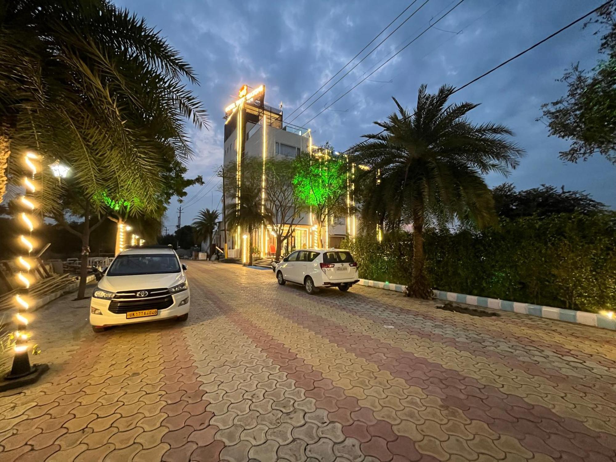 Hotel Three Seasons Vrindávan Kültér fotó