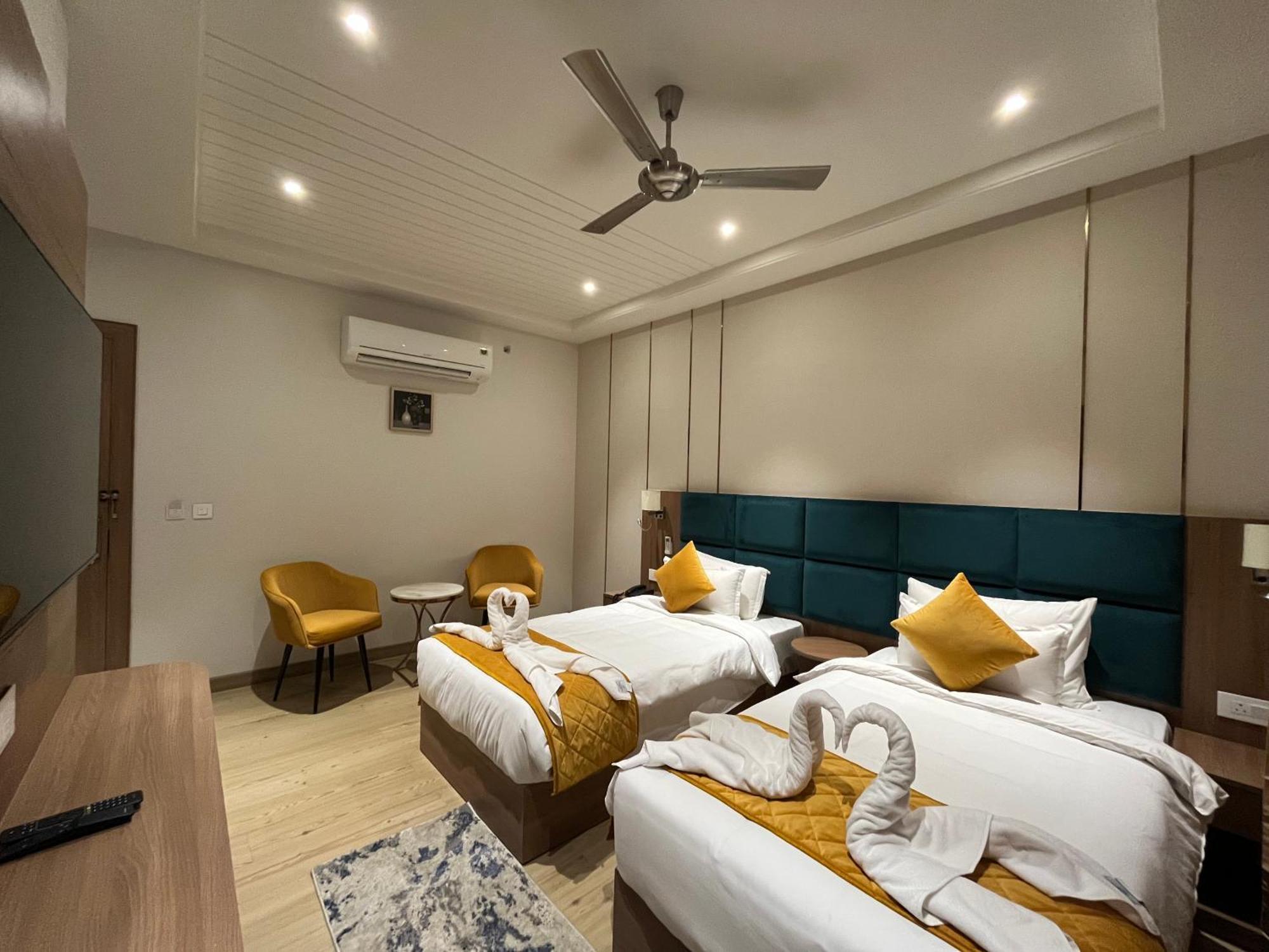 Hotel Three Seasons Vrindávan Kültér fotó