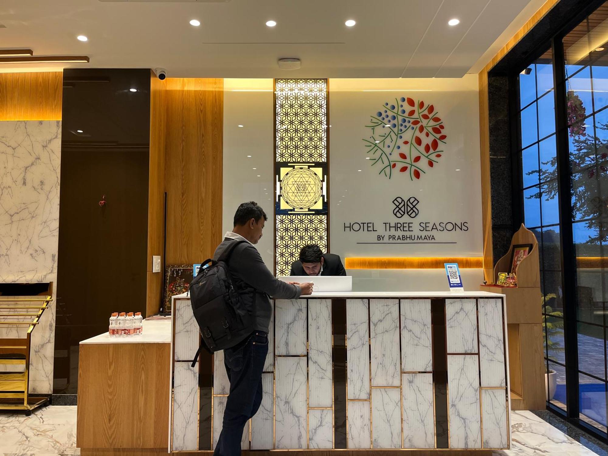 Hotel Three Seasons Vrindávan Kültér fotó