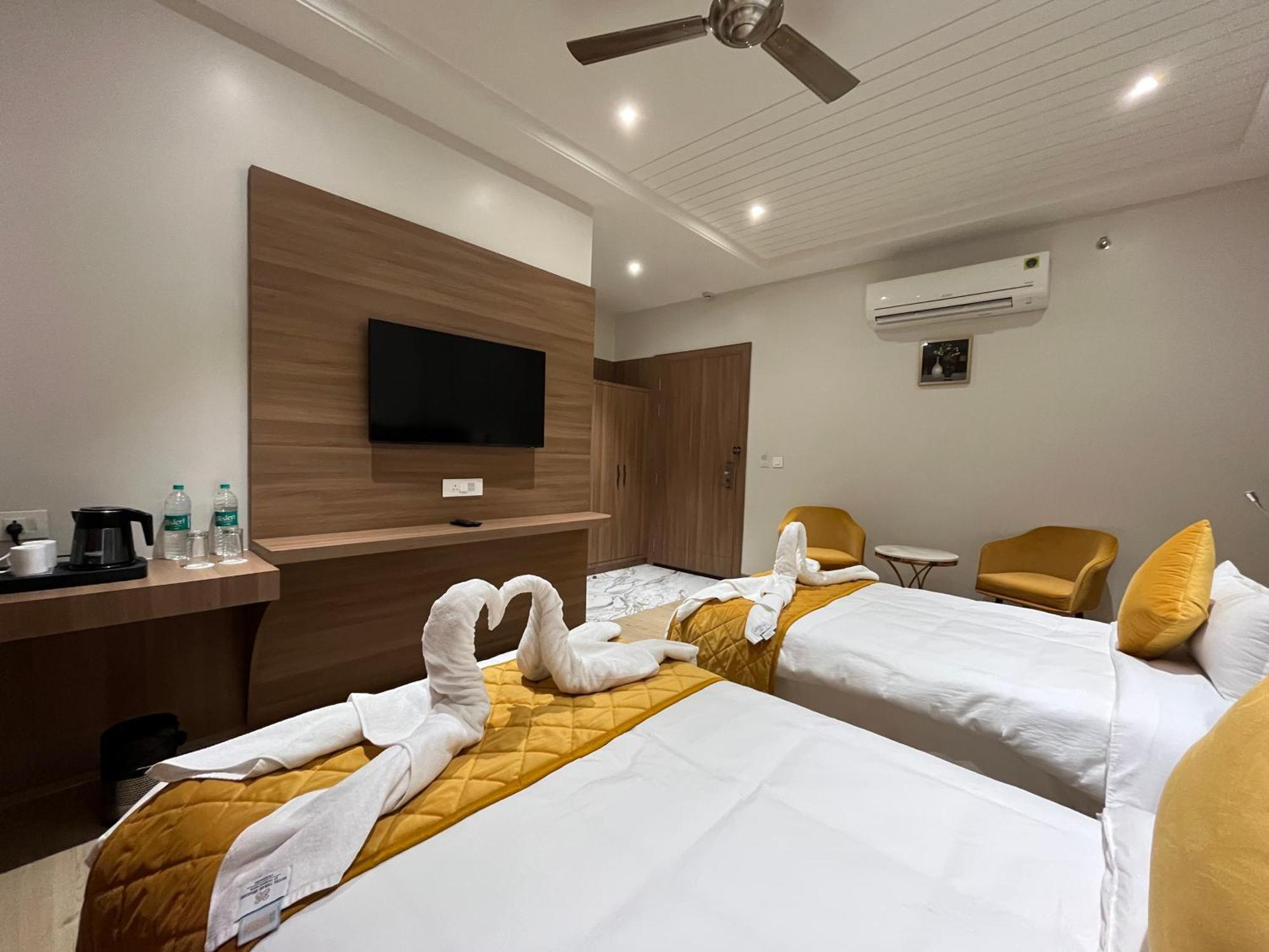 Hotel Three Seasons Vrindávan Kültér fotó