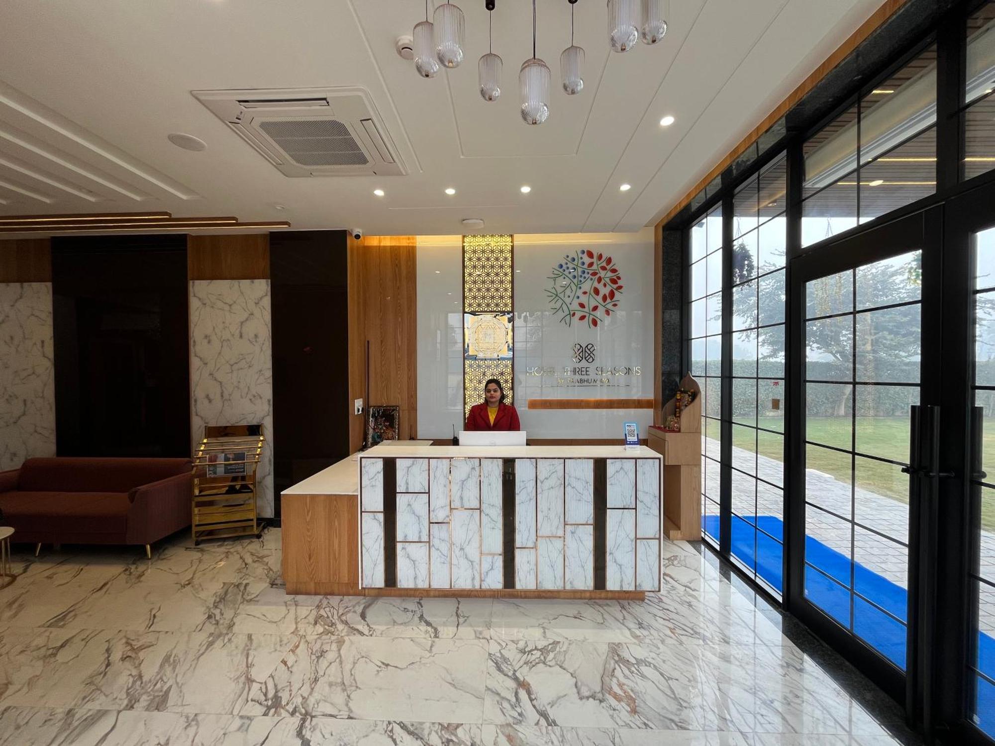 Hotel Three Seasons Vrindávan Kültér fotó