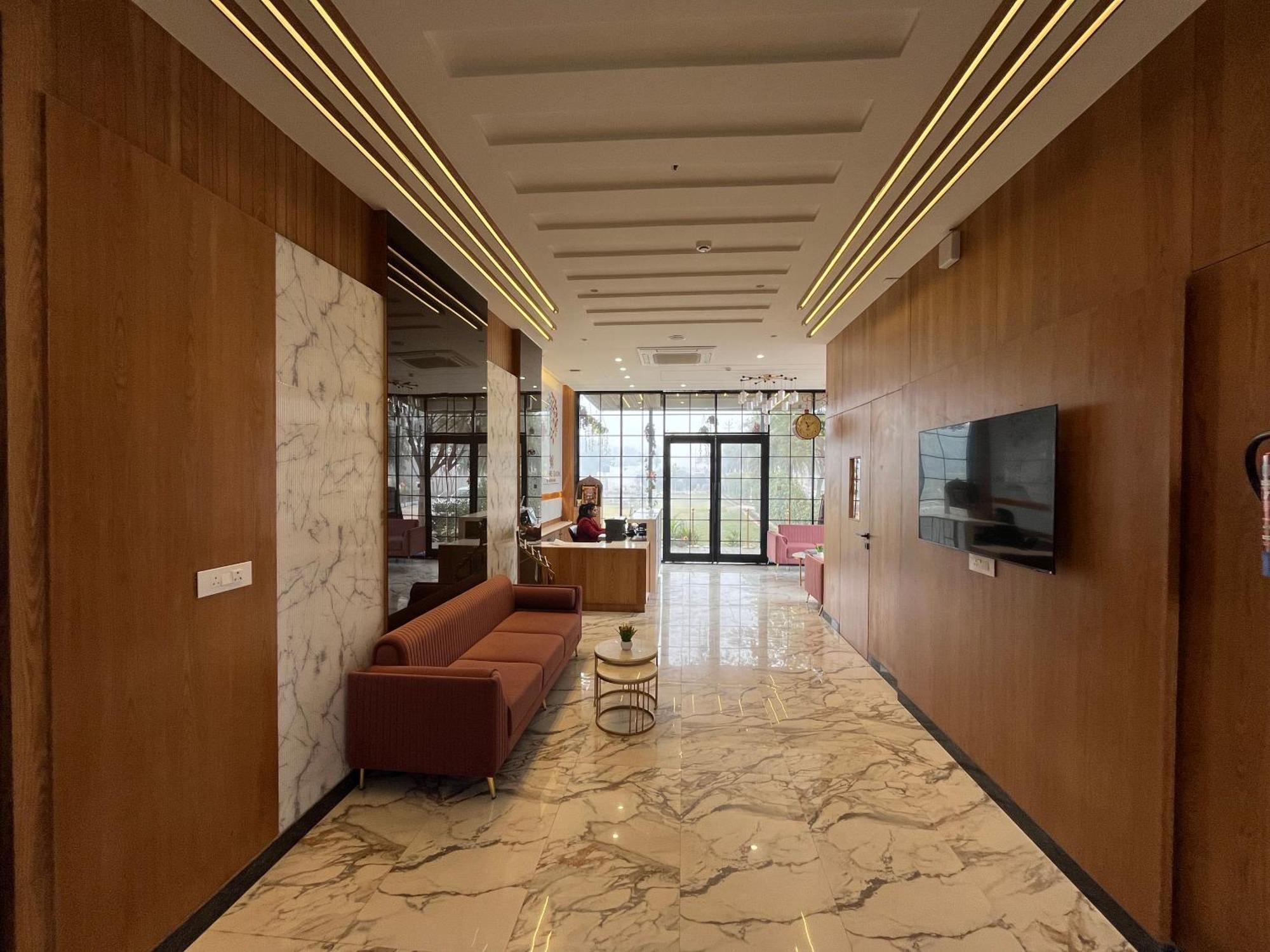 Hotel Three Seasons Vrindávan Kültér fotó