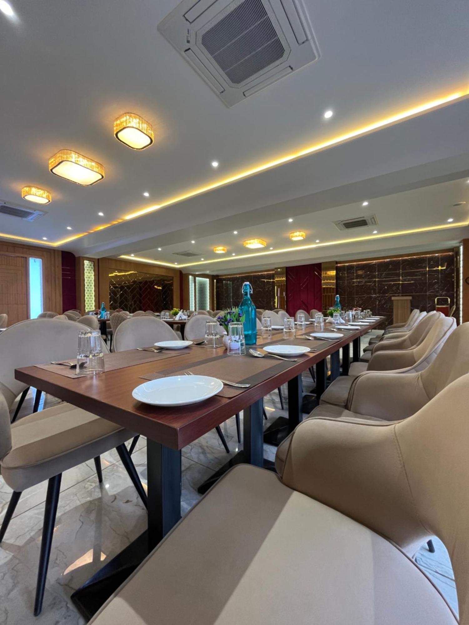 Hotel Three Seasons Vrindávan Kültér fotó