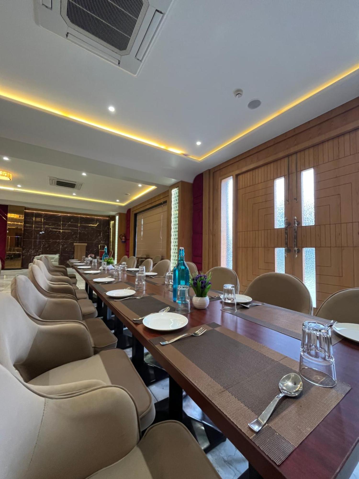 Hotel Three Seasons Vrindávan Kültér fotó