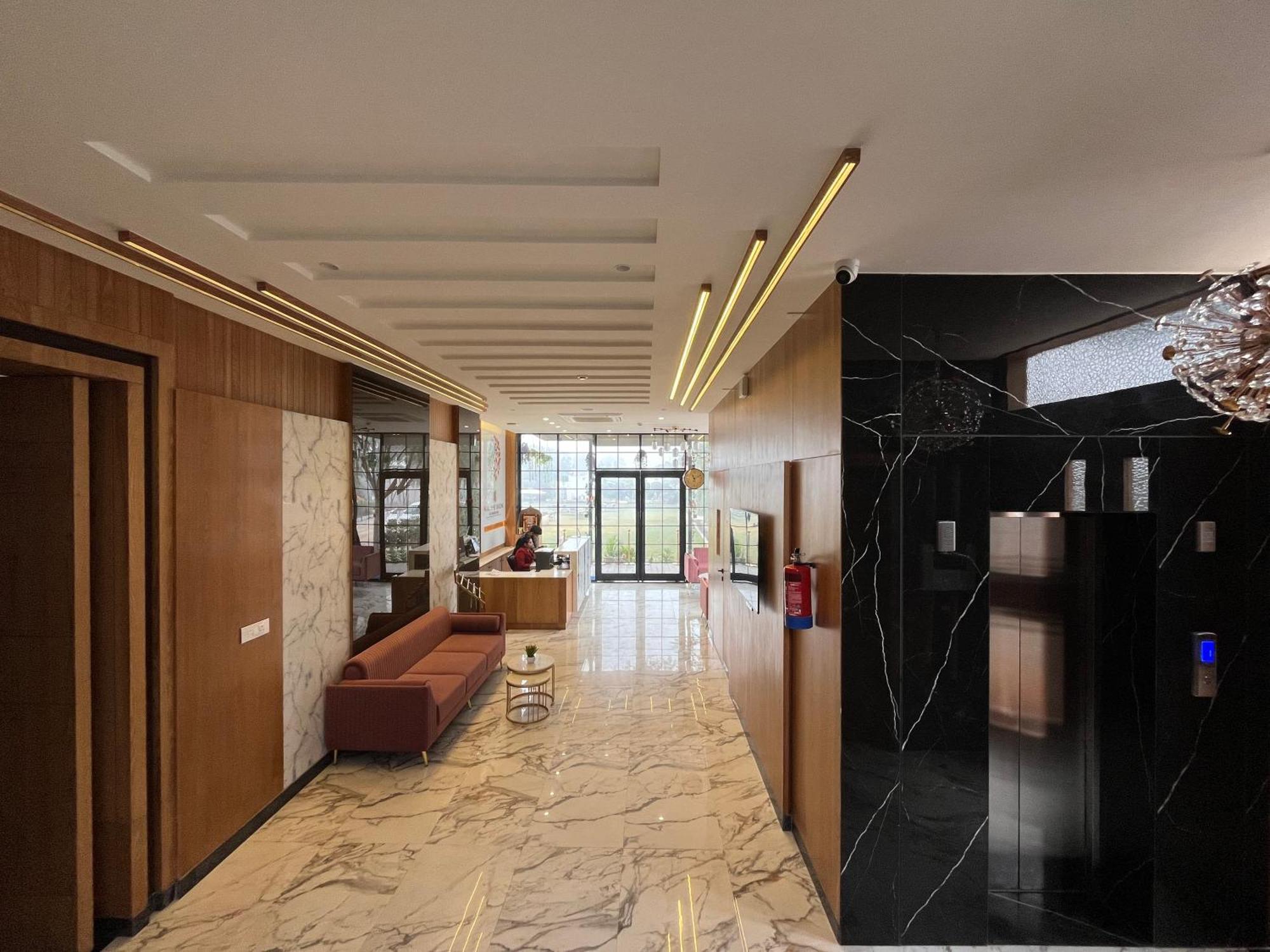 Hotel Three Seasons Vrindávan Kültér fotó