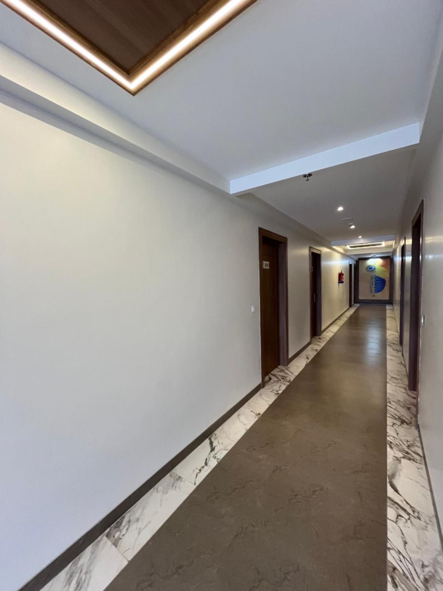 Hotel Three Seasons Vrindávan Kültér fotó