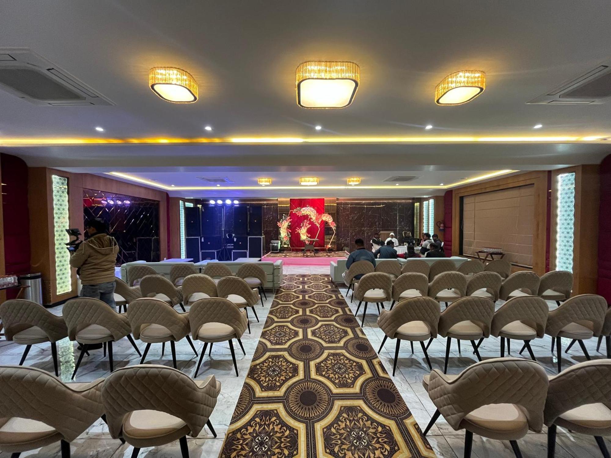 Hotel Three Seasons Vrindávan Kültér fotó
