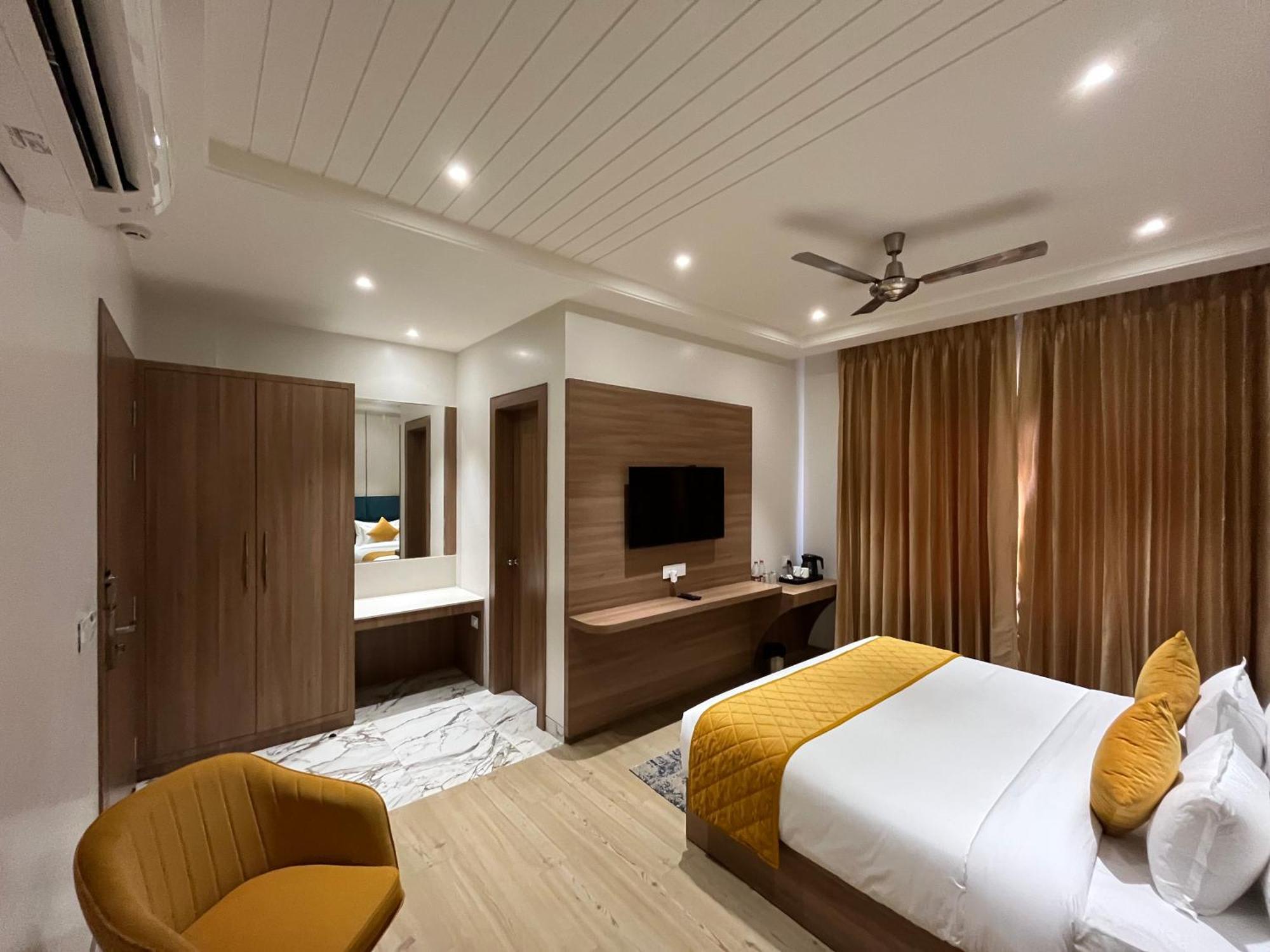 Hotel Three Seasons Vrindávan Kültér fotó