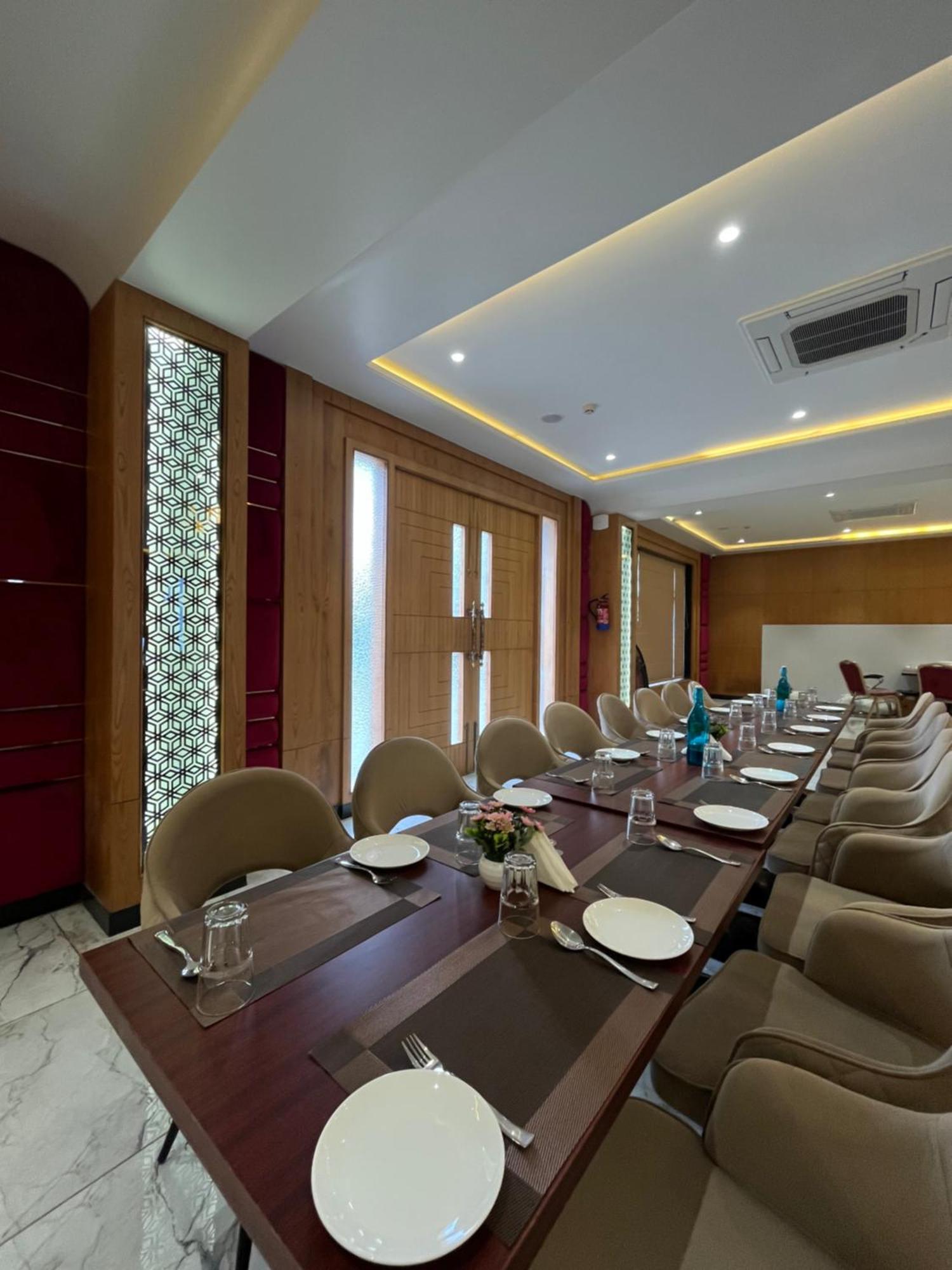 Hotel Three Seasons Vrindávan Kültér fotó