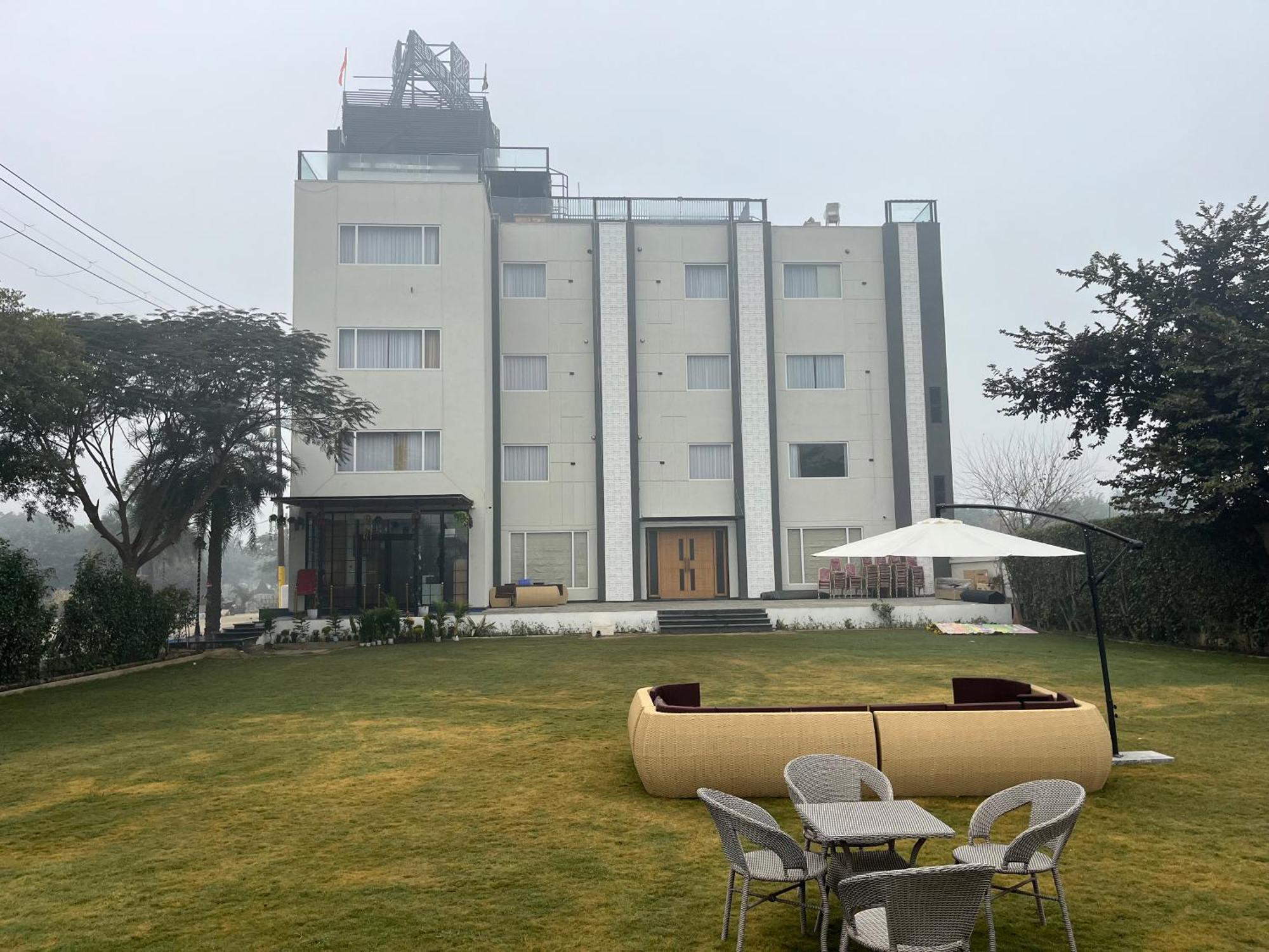 Hotel Three Seasons Vrindávan Kültér fotó