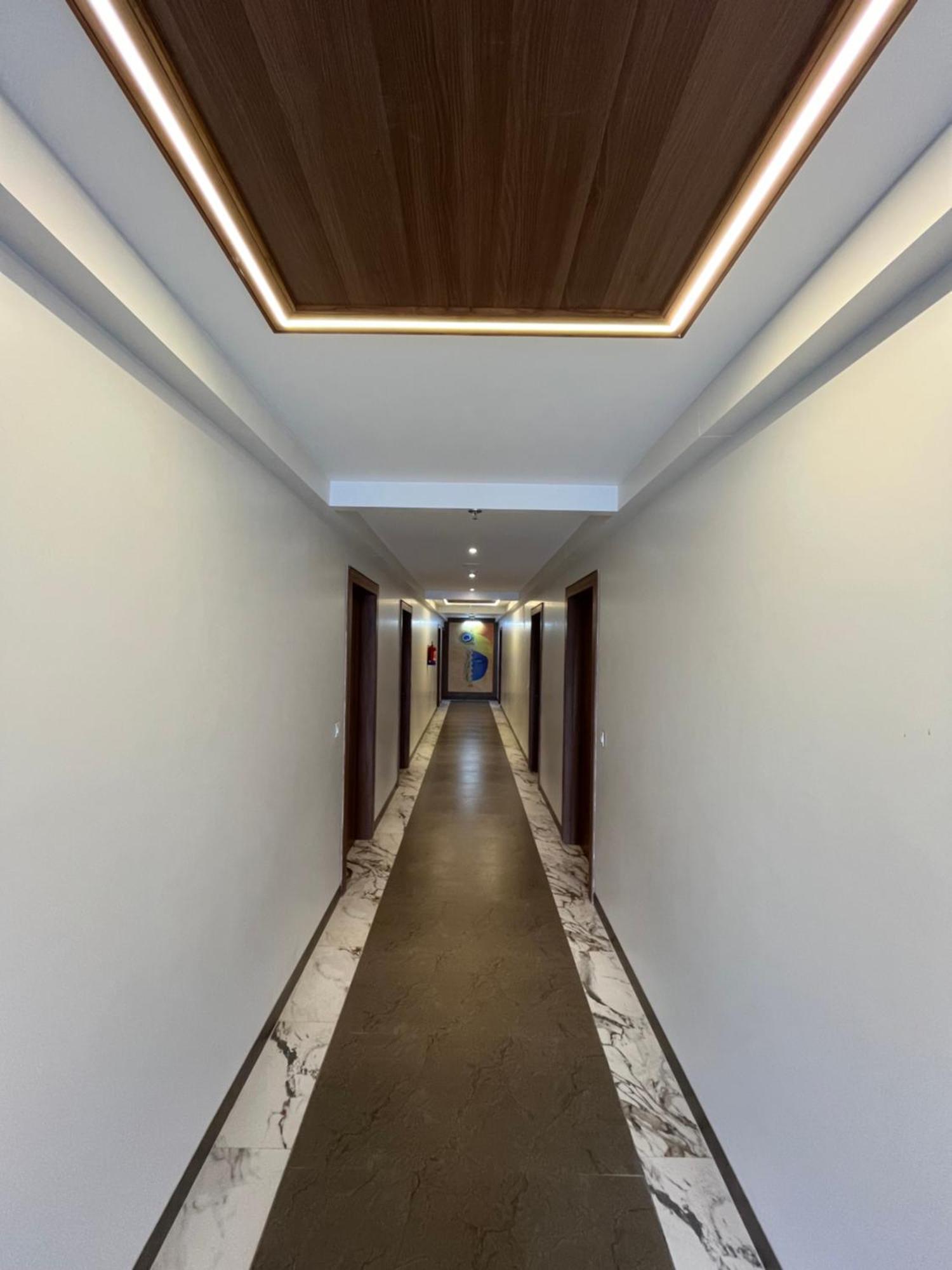 Hotel Three Seasons Vrindávan Kültér fotó