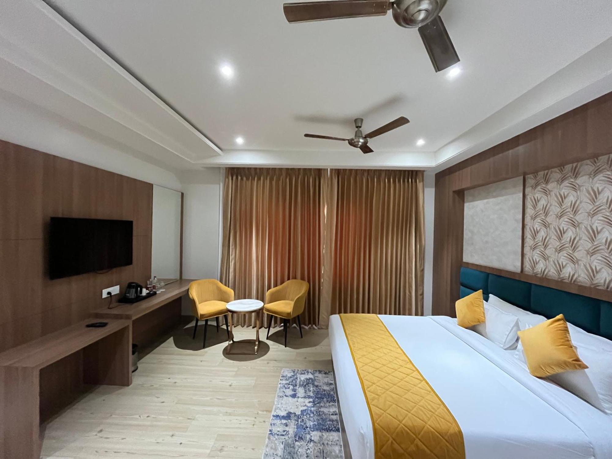 Hotel Three Seasons Vrindávan Kültér fotó