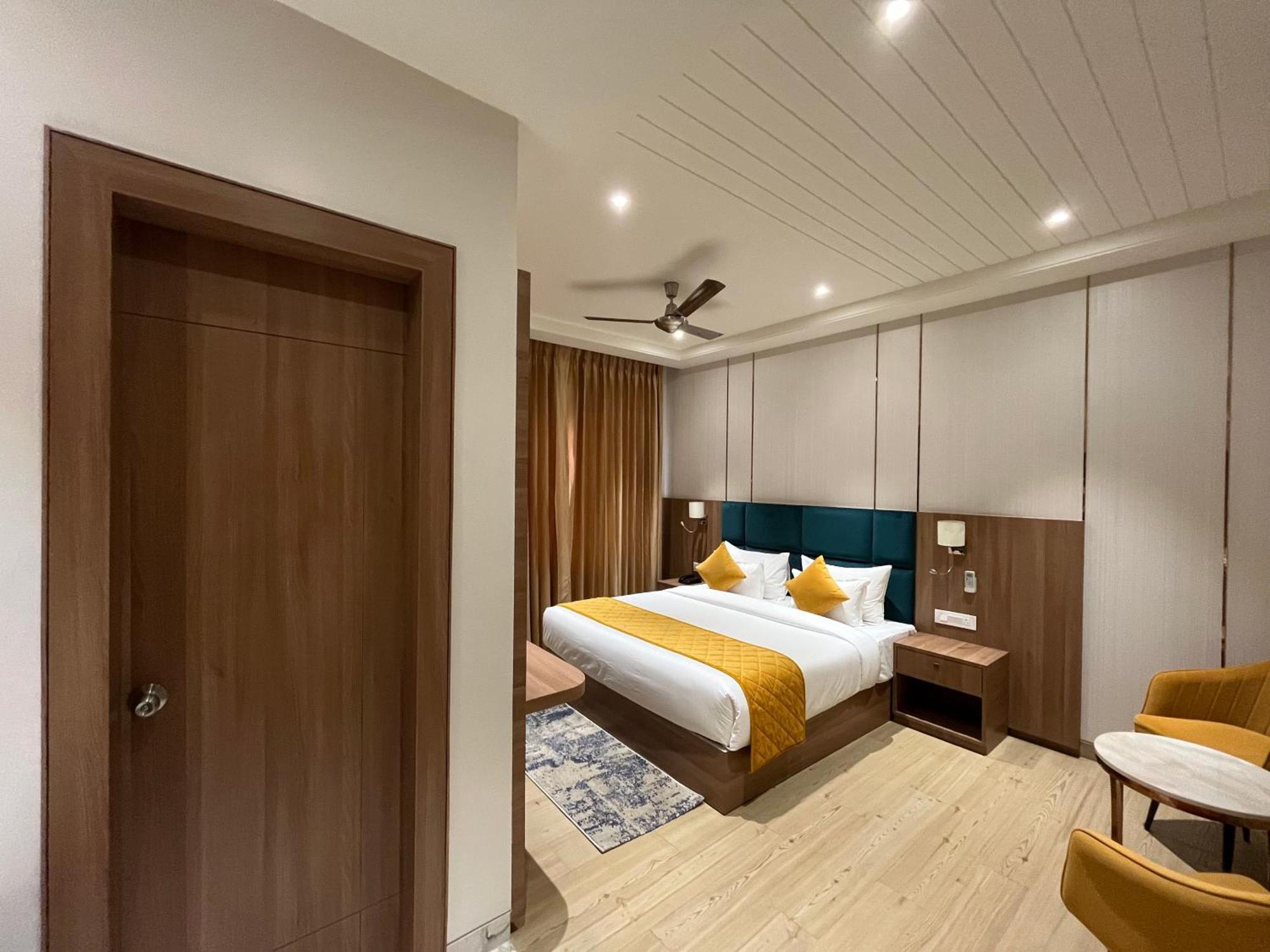 Hotel Three Seasons Vrindávan Kültér fotó