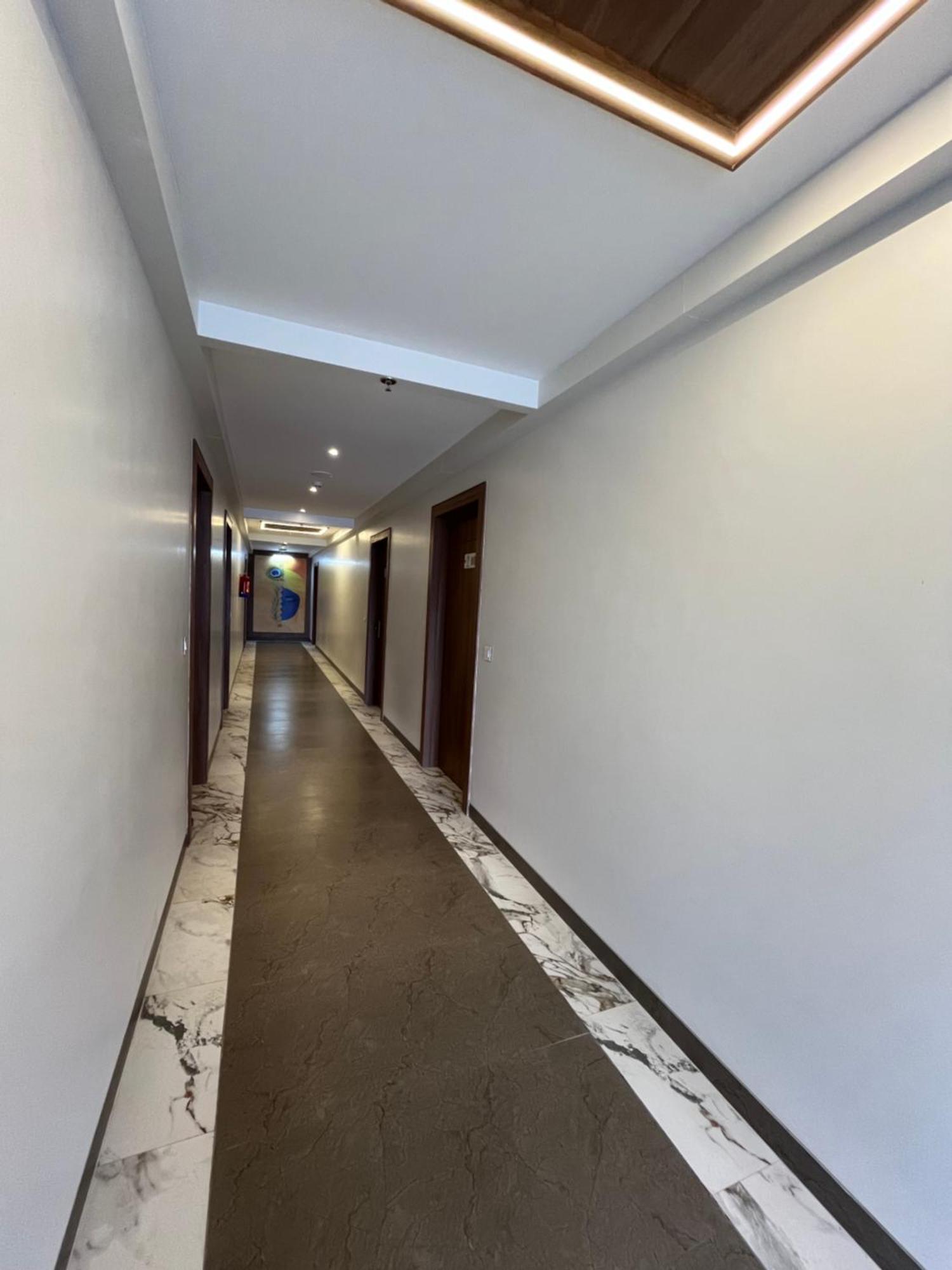 Hotel Three Seasons Vrindávan Kültér fotó