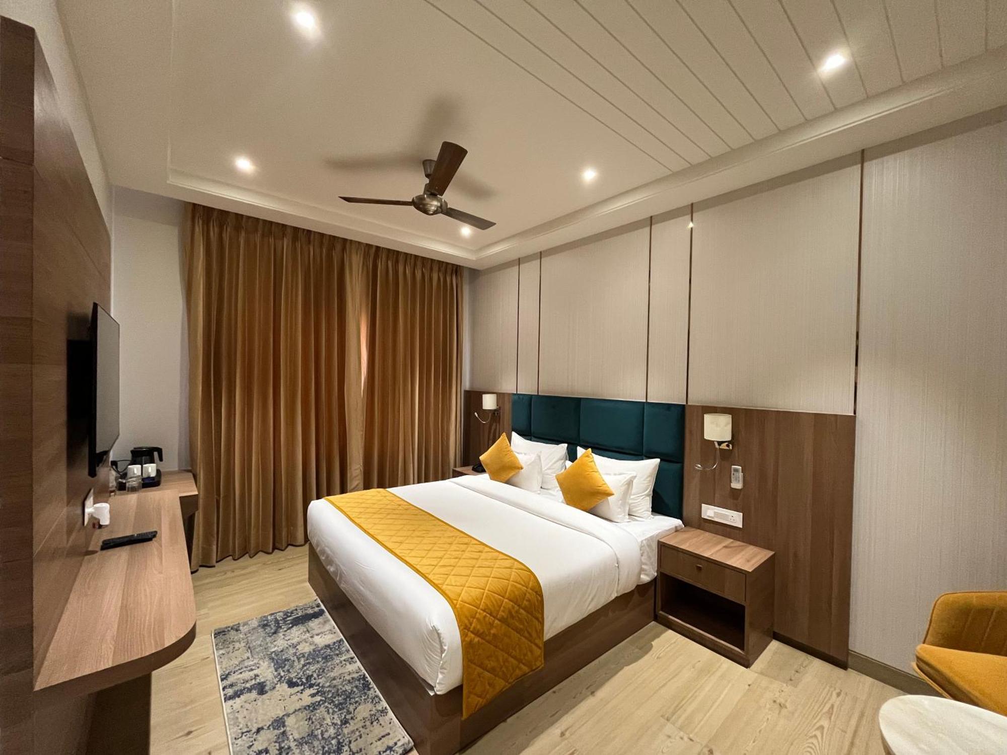 Hotel Three Seasons Vrindávan Kültér fotó
