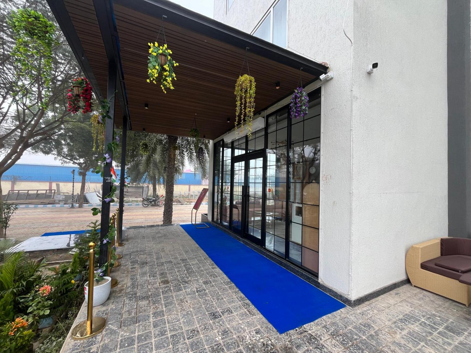Hotel Three Seasons Vrindávan Kültér fotó