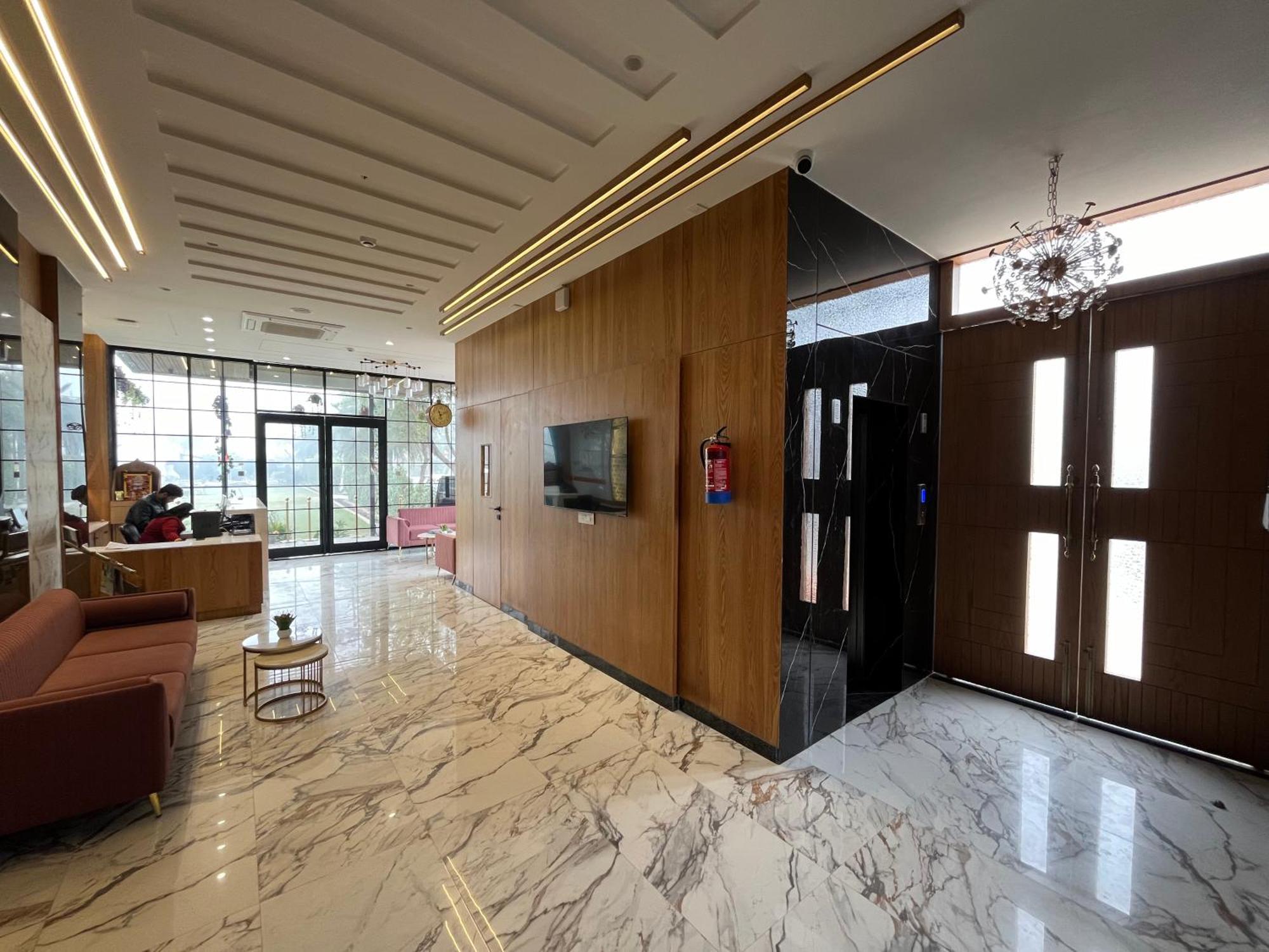 Hotel Three Seasons Vrindávan Kültér fotó