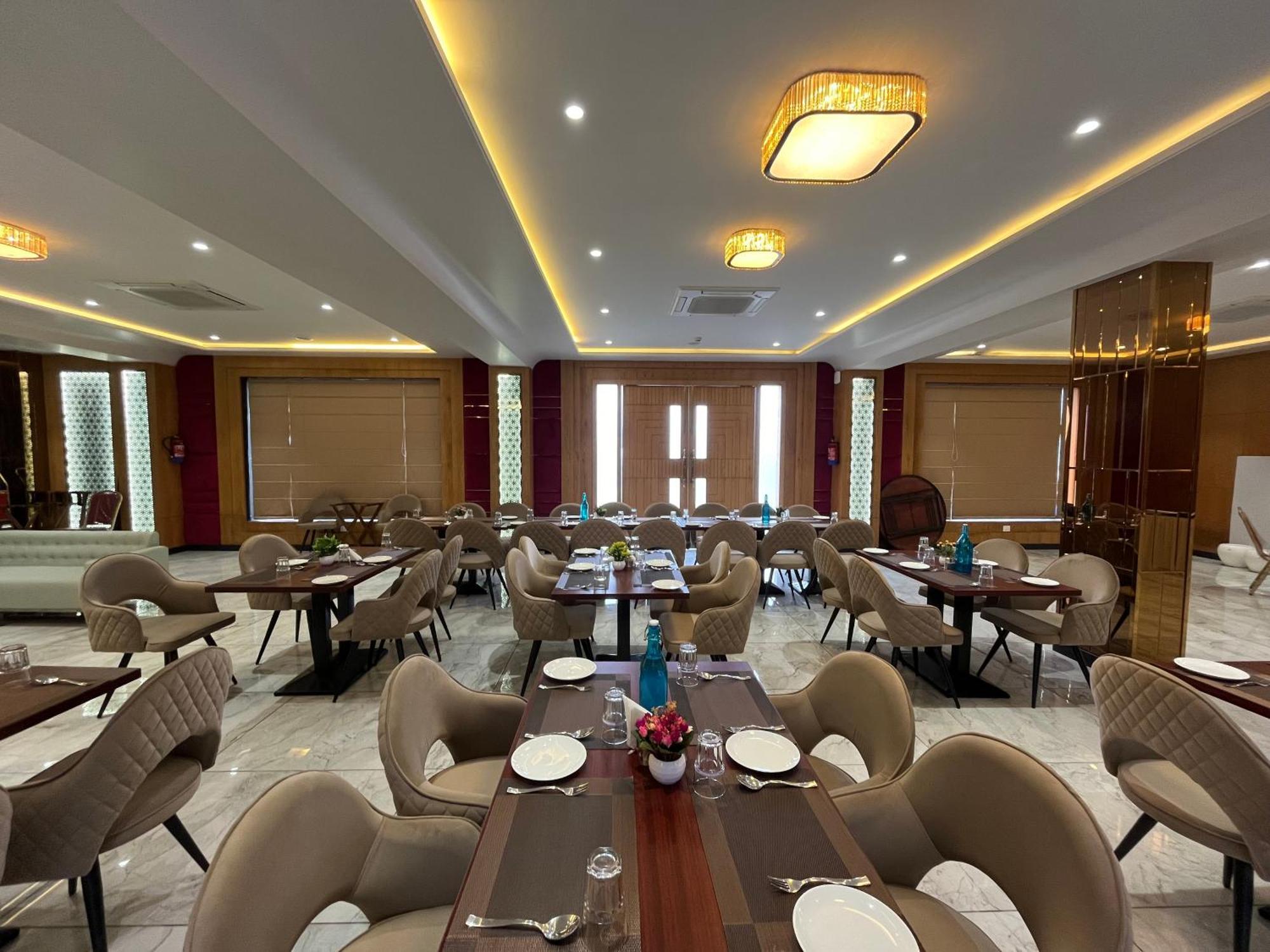 Hotel Three Seasons Vrindávan Kültér fotó