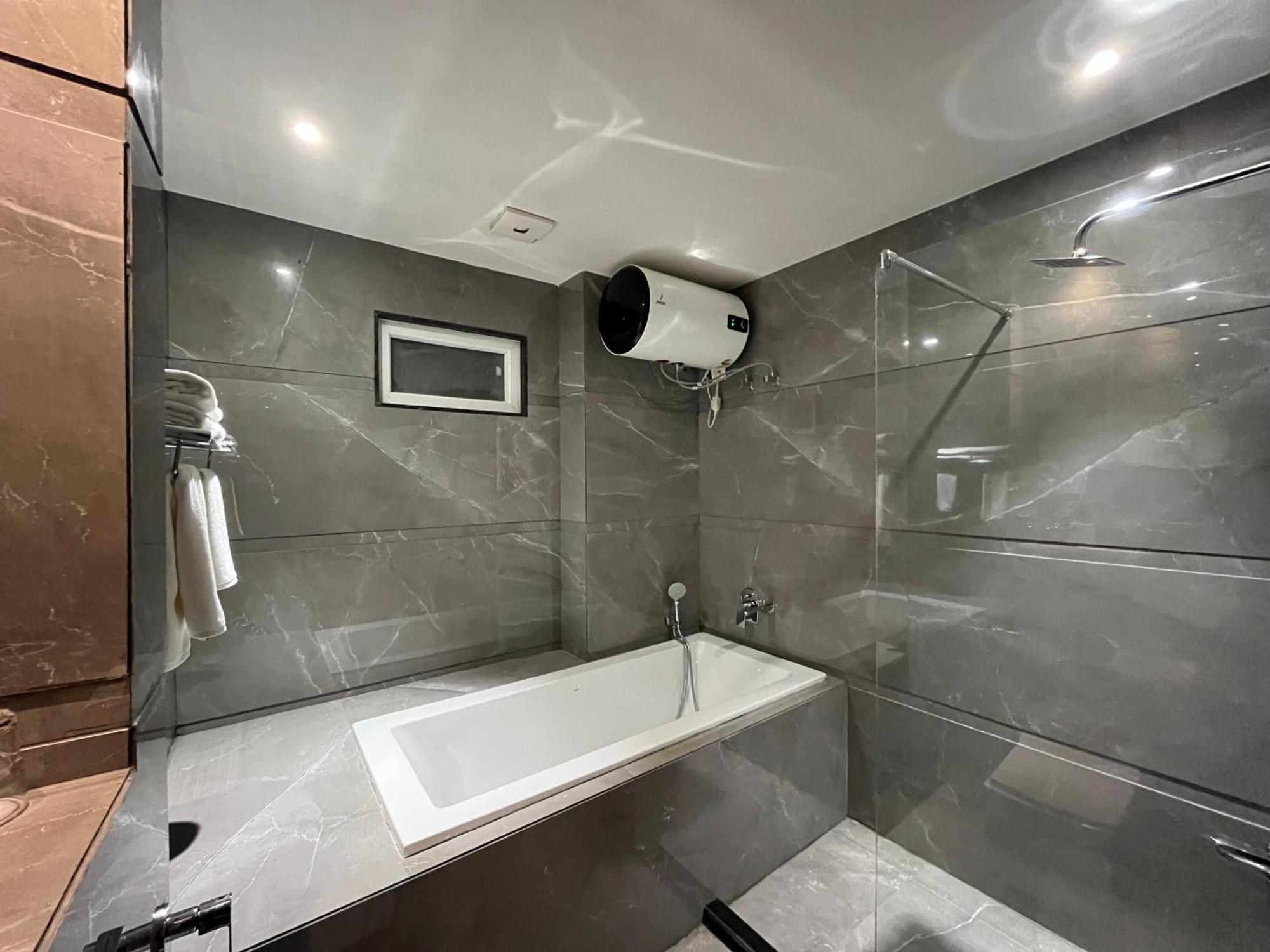 Hotel Three Seasons Vrindávan Kültér fotó