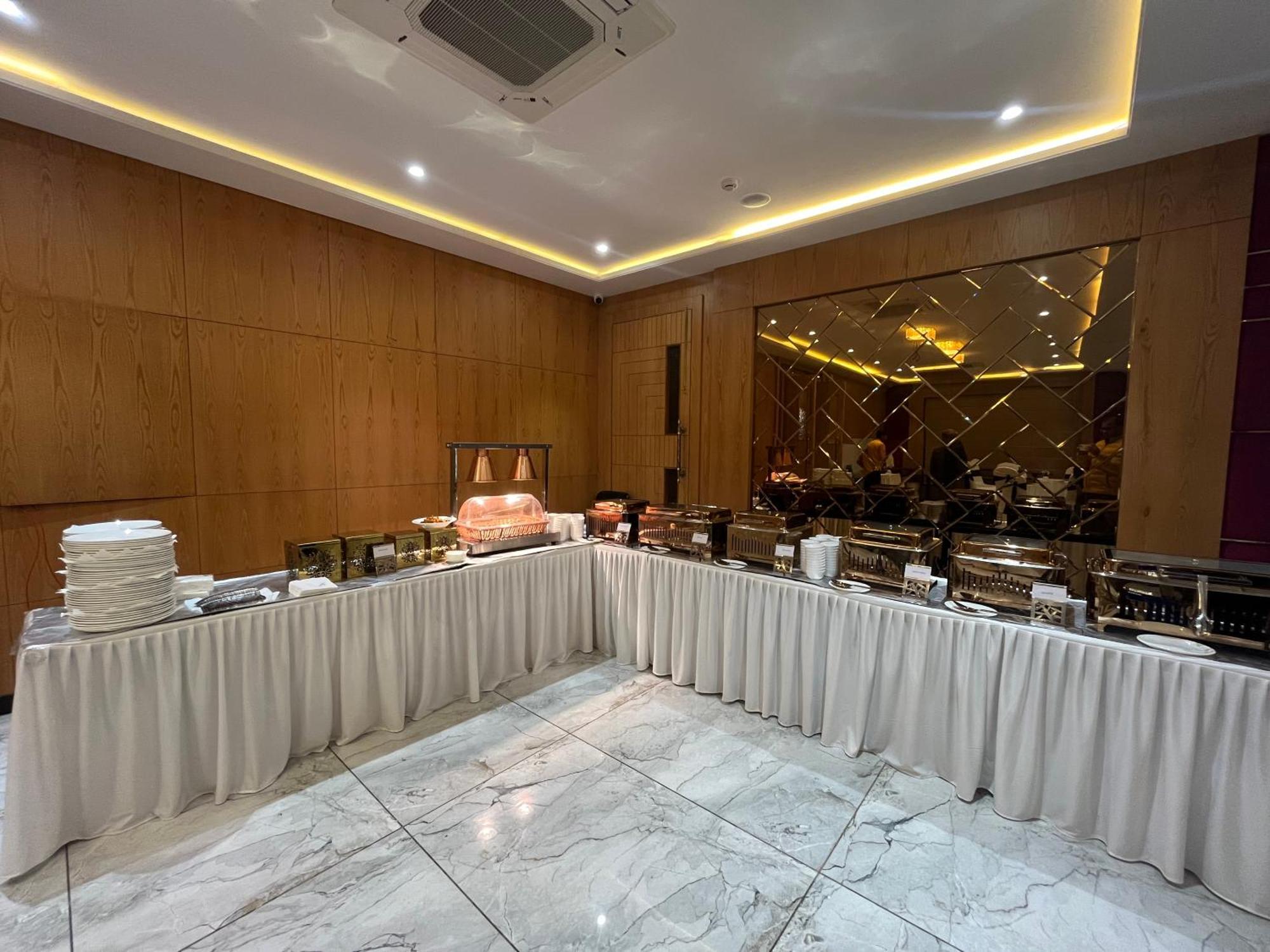 Hotel Three Seasons Vrindávan Kültér fotó