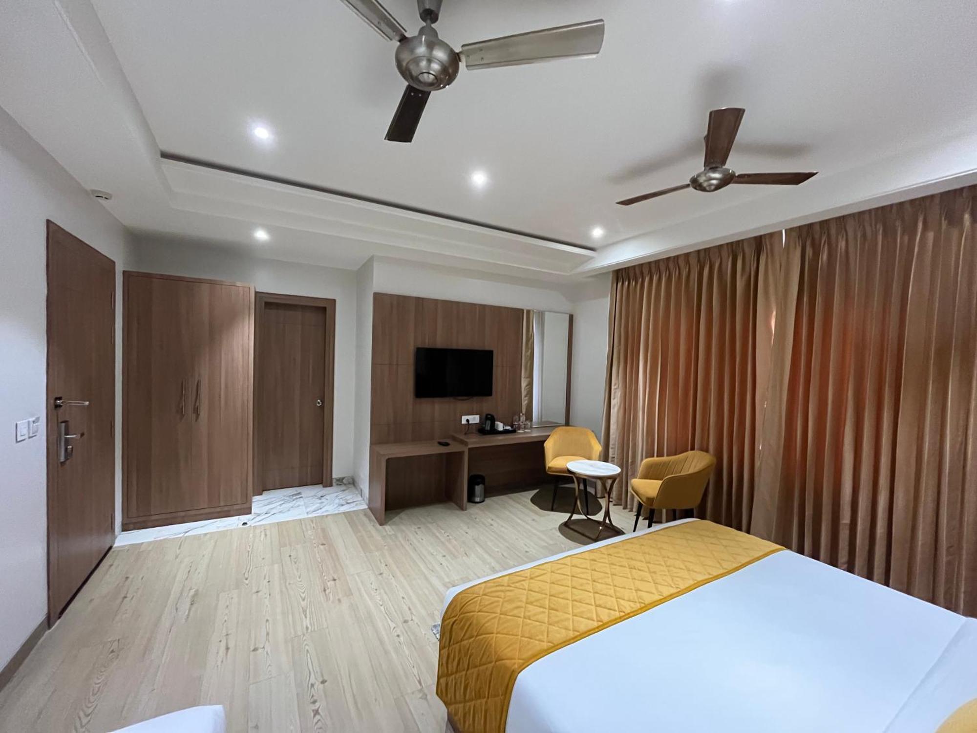 Hotel Three Seasons Vrindávan Kültér fotó