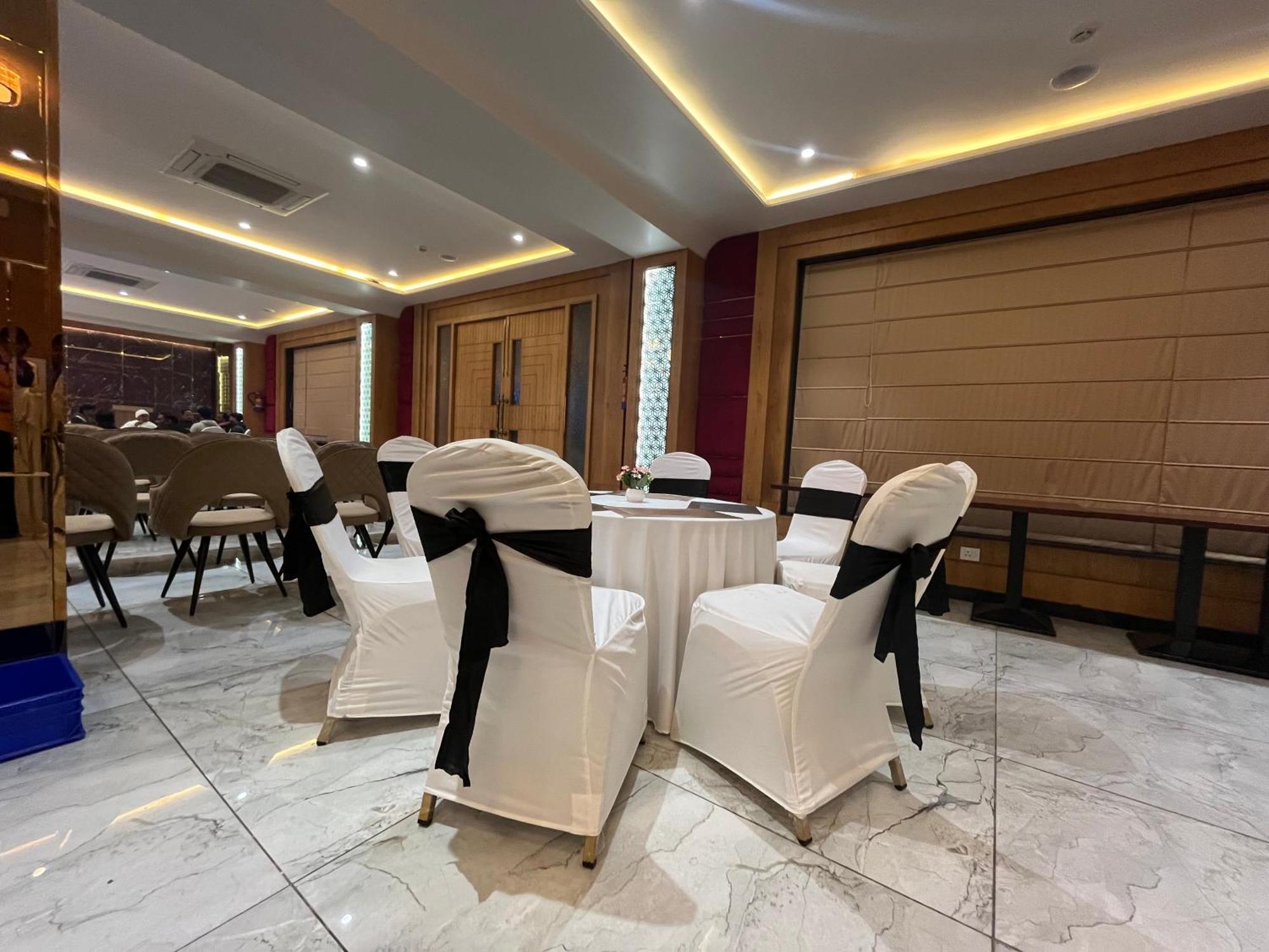 Hotel Three Seasons Vrindávan Kültér fotó