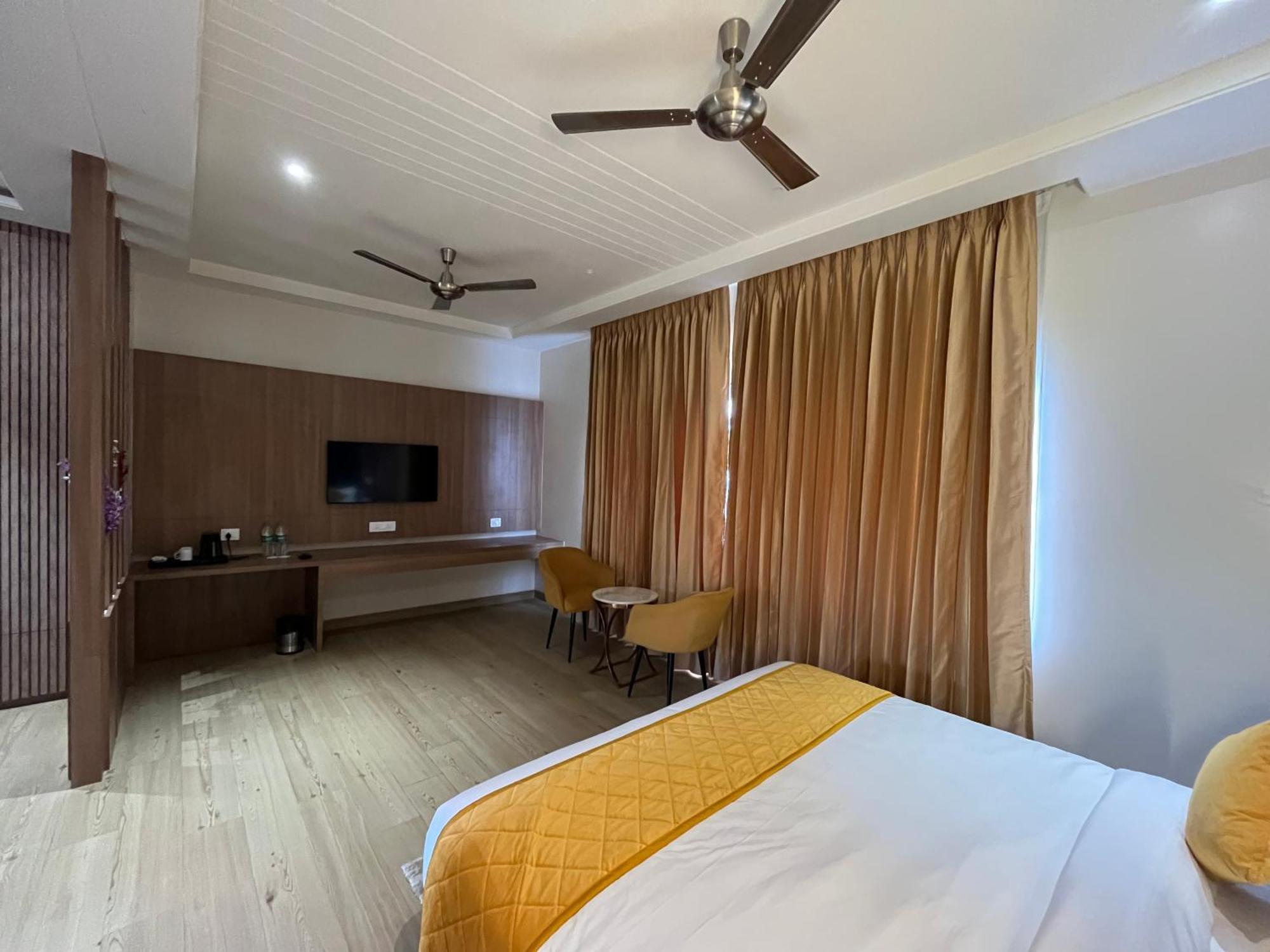 Hotel Three Seasons Vrindávan Kültér fotó