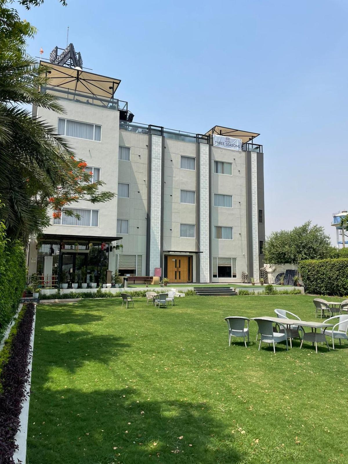 Hotel Three Seasons Vrindávan Kültér fotó