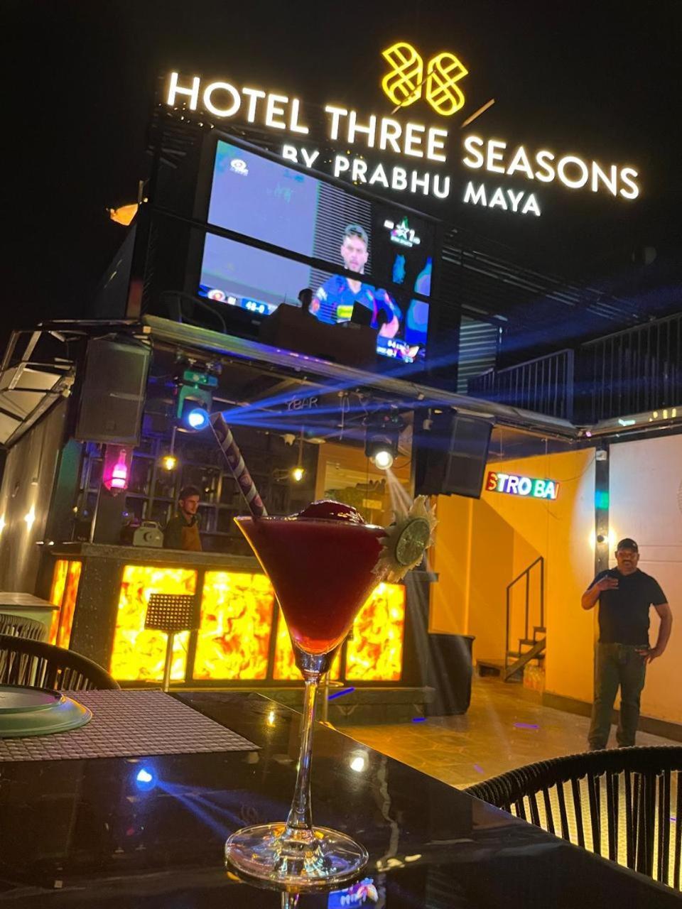 Hotel Three Seasons Vrindávan Kültér fotó