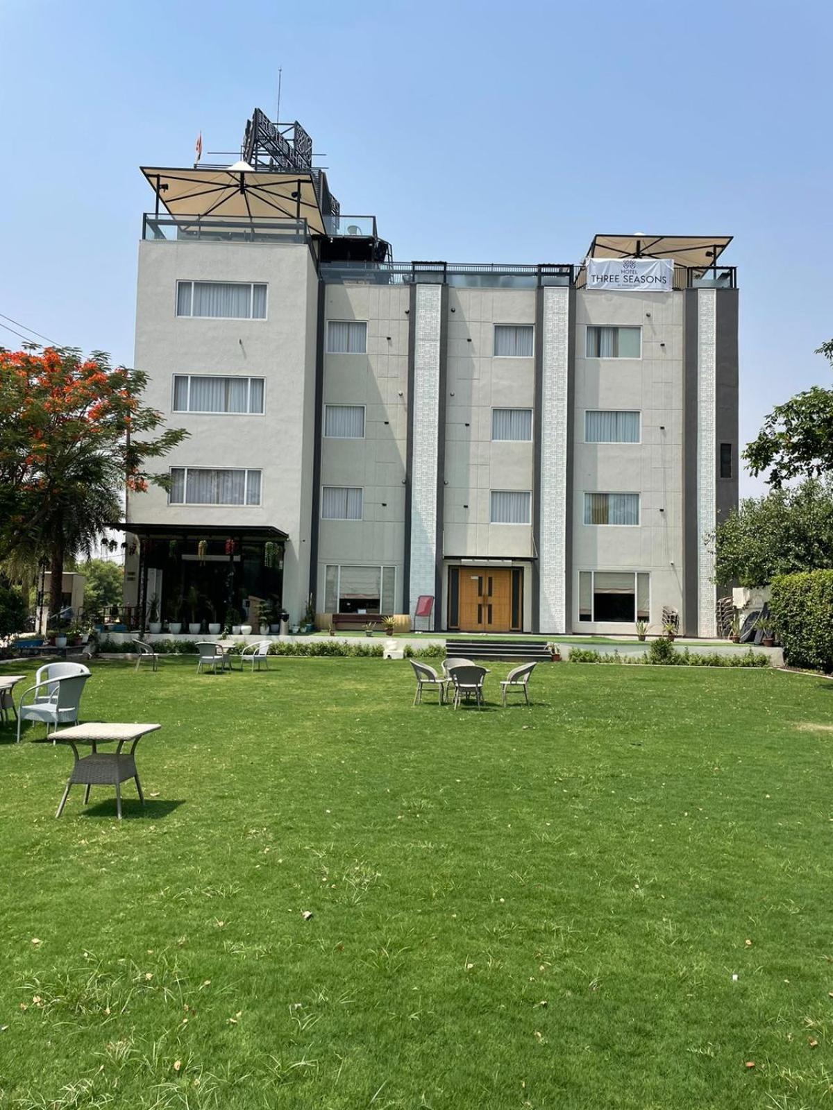Hotel Three Seasons Vrindávan Kültér fotó