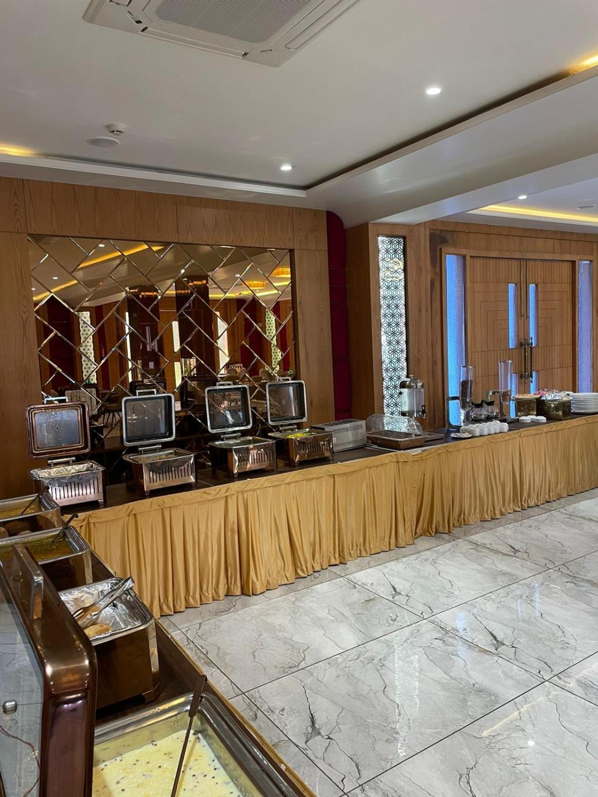 Hotel Three Seasons Vrindávan Kültér fotó