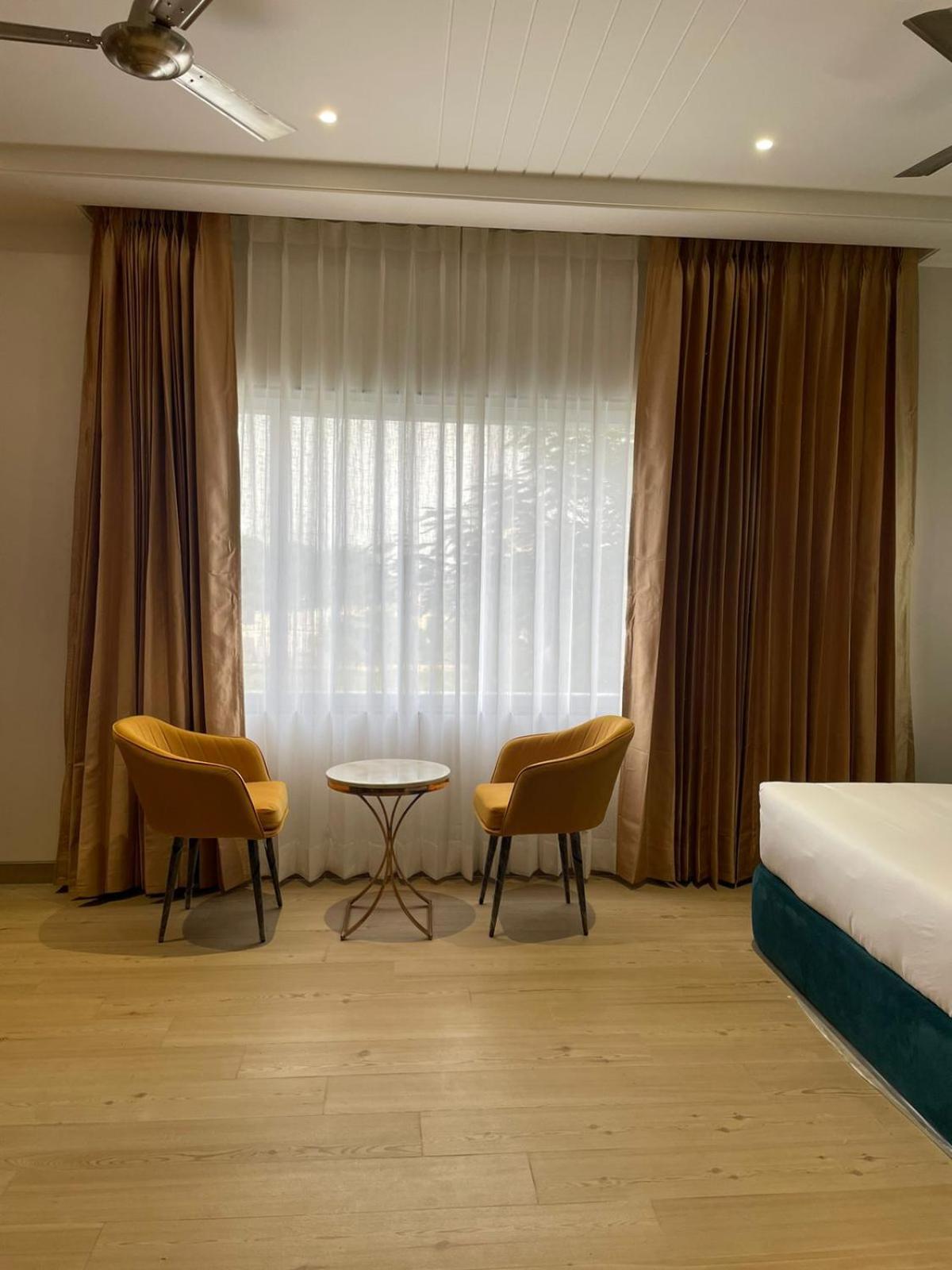 Hotel Three Seasons Vrindávan Kültér fotó