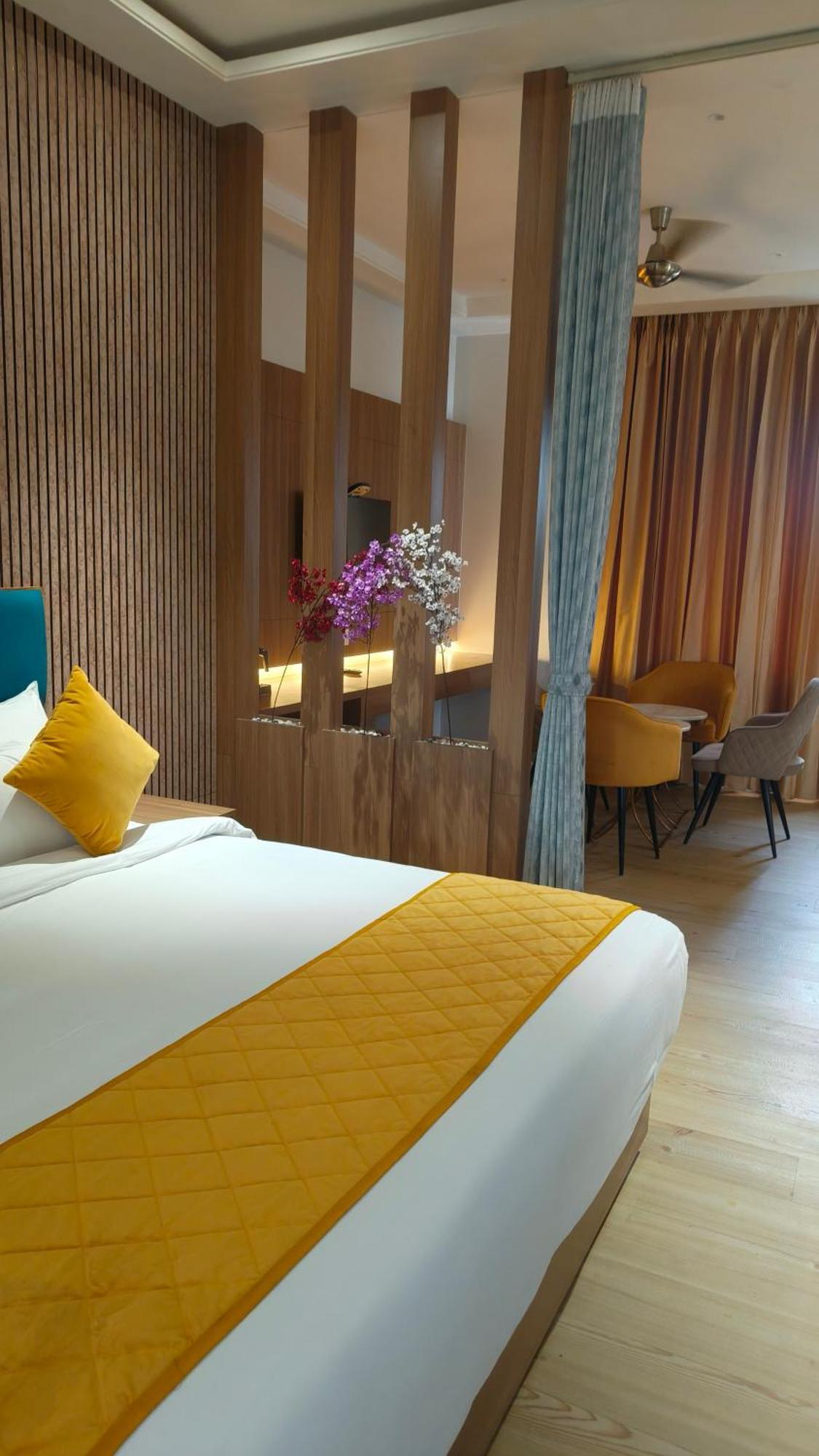 Hotel Three Seasons Vrindávan Kültér fotó