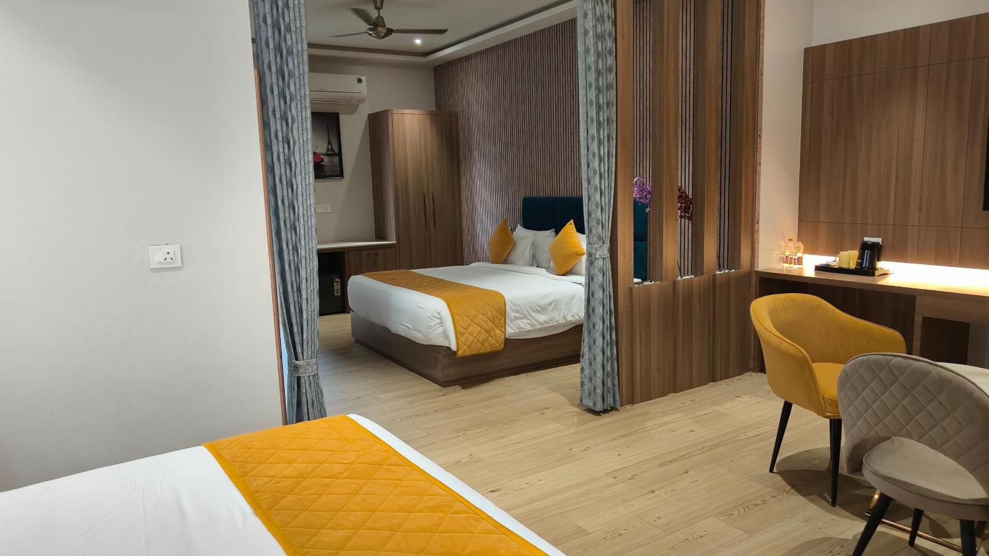 Hotel Three Seasons Vrindávan Kültér fotó