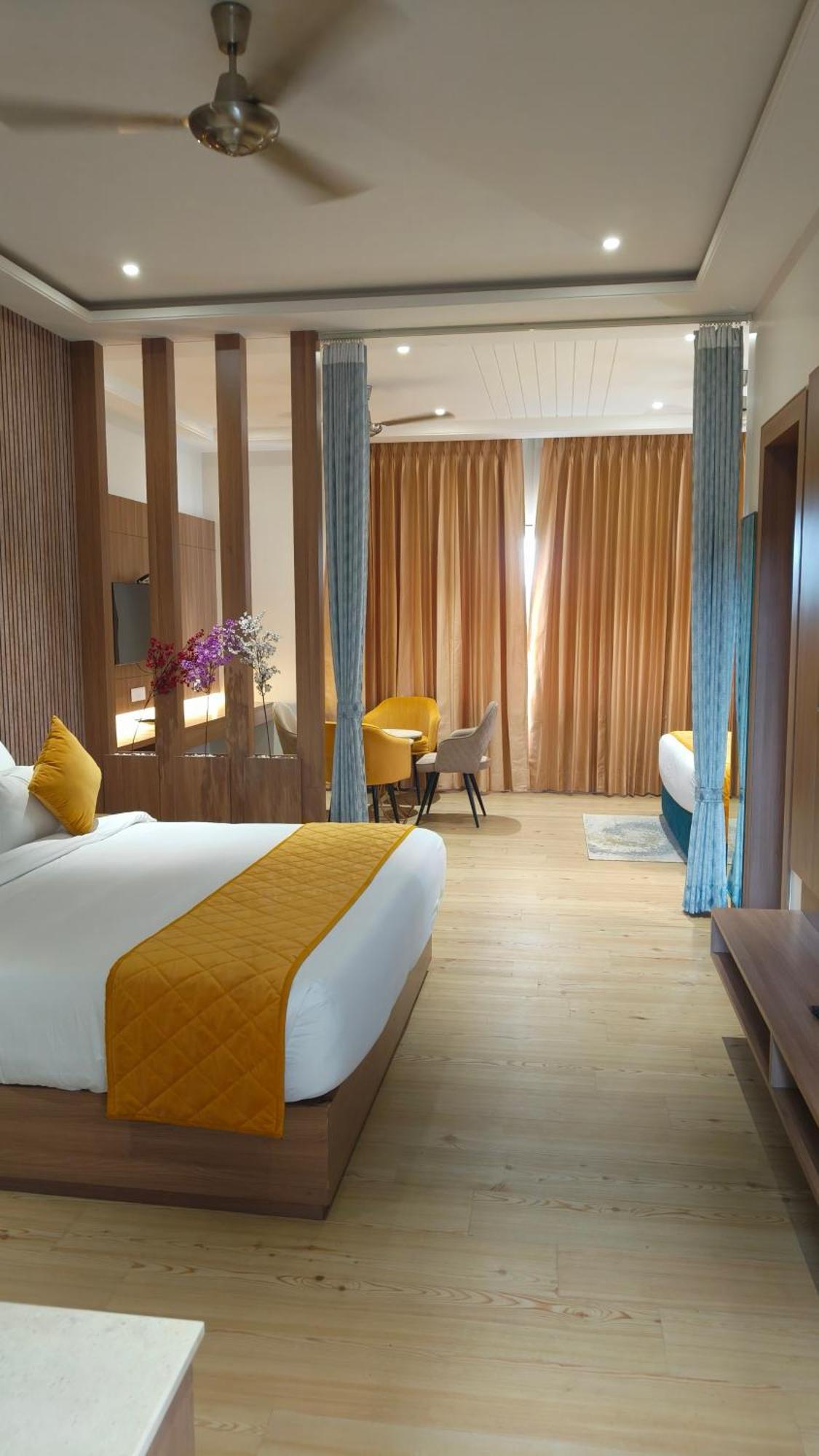 Hotel Three Seasons Vrindávan Kültér fotó