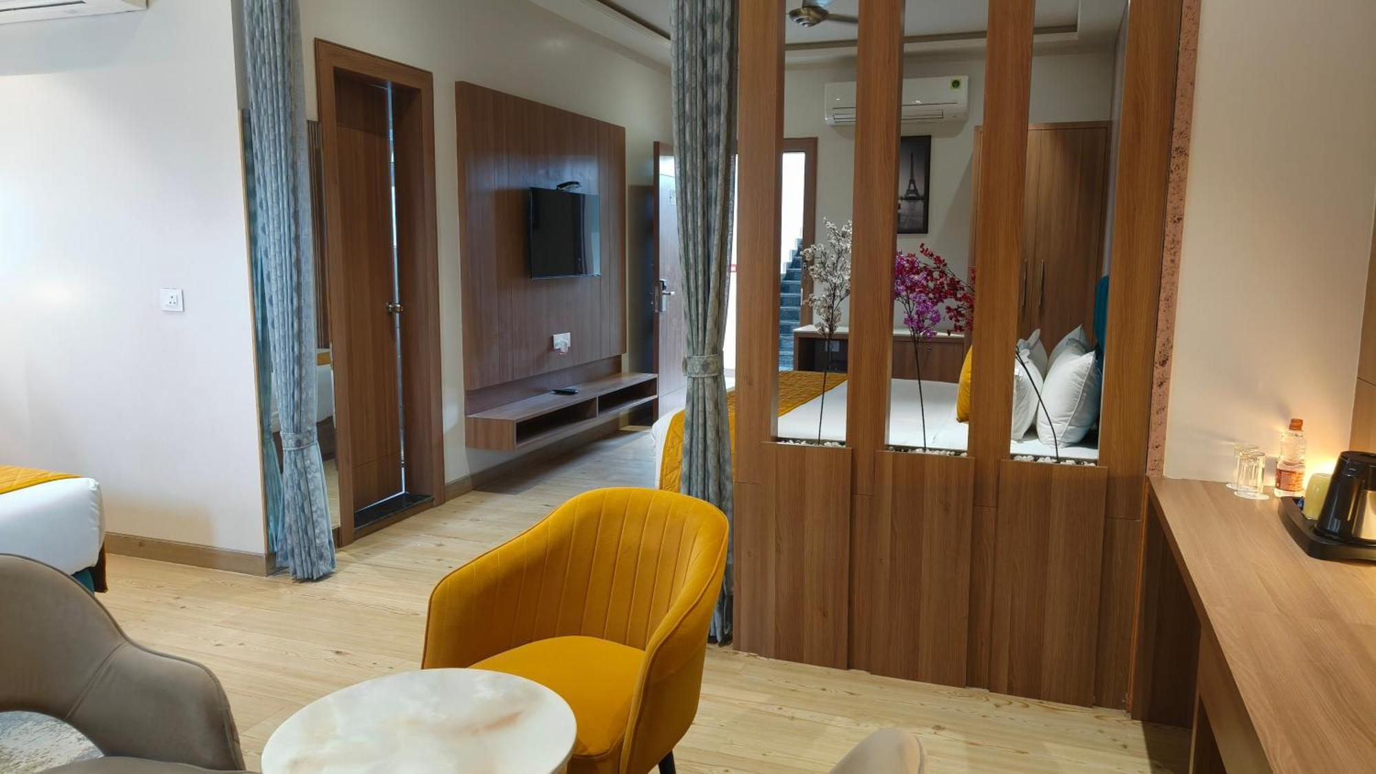Hotel Three Seasons Vrindávan Kültér fotó