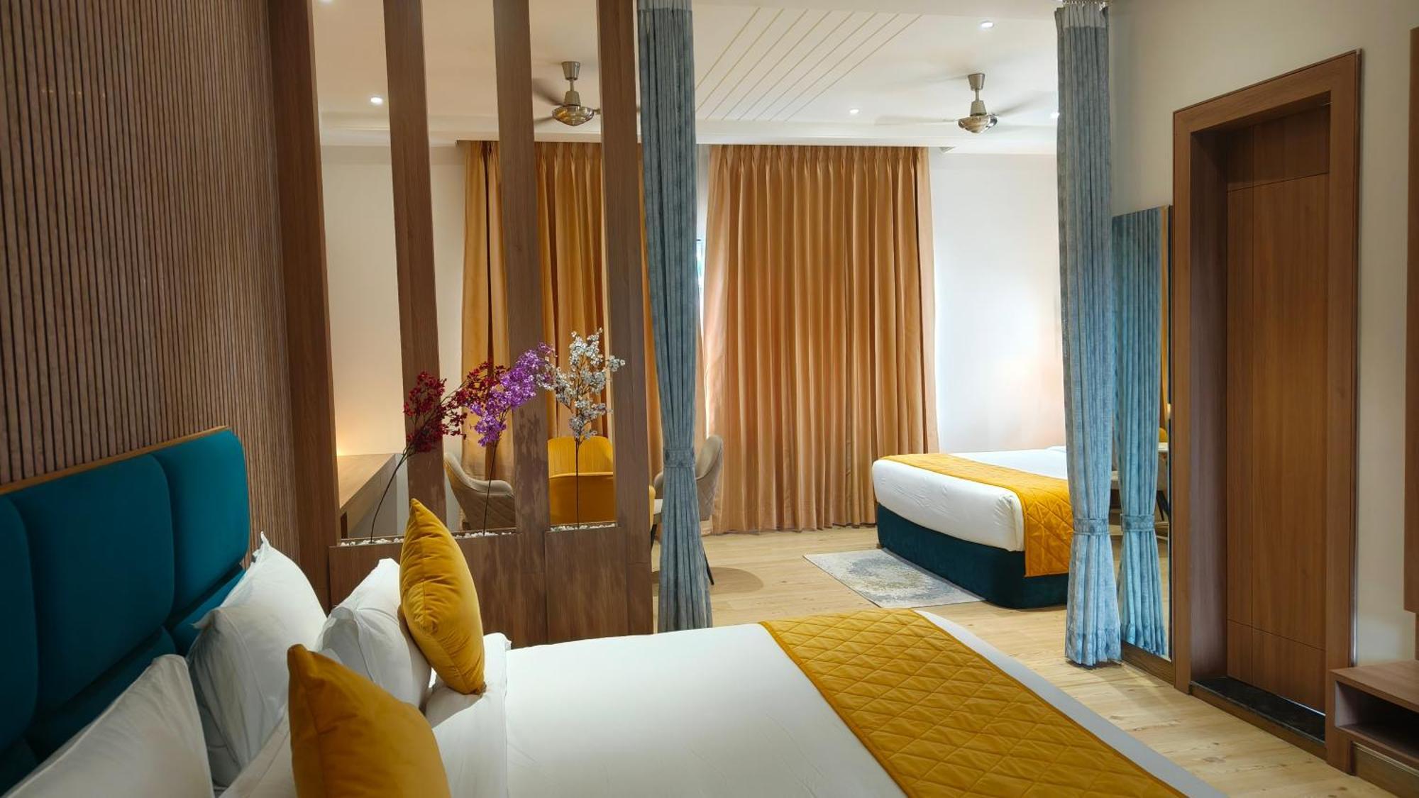 Hotel Three Seasons Vrindávan Kültér fotó