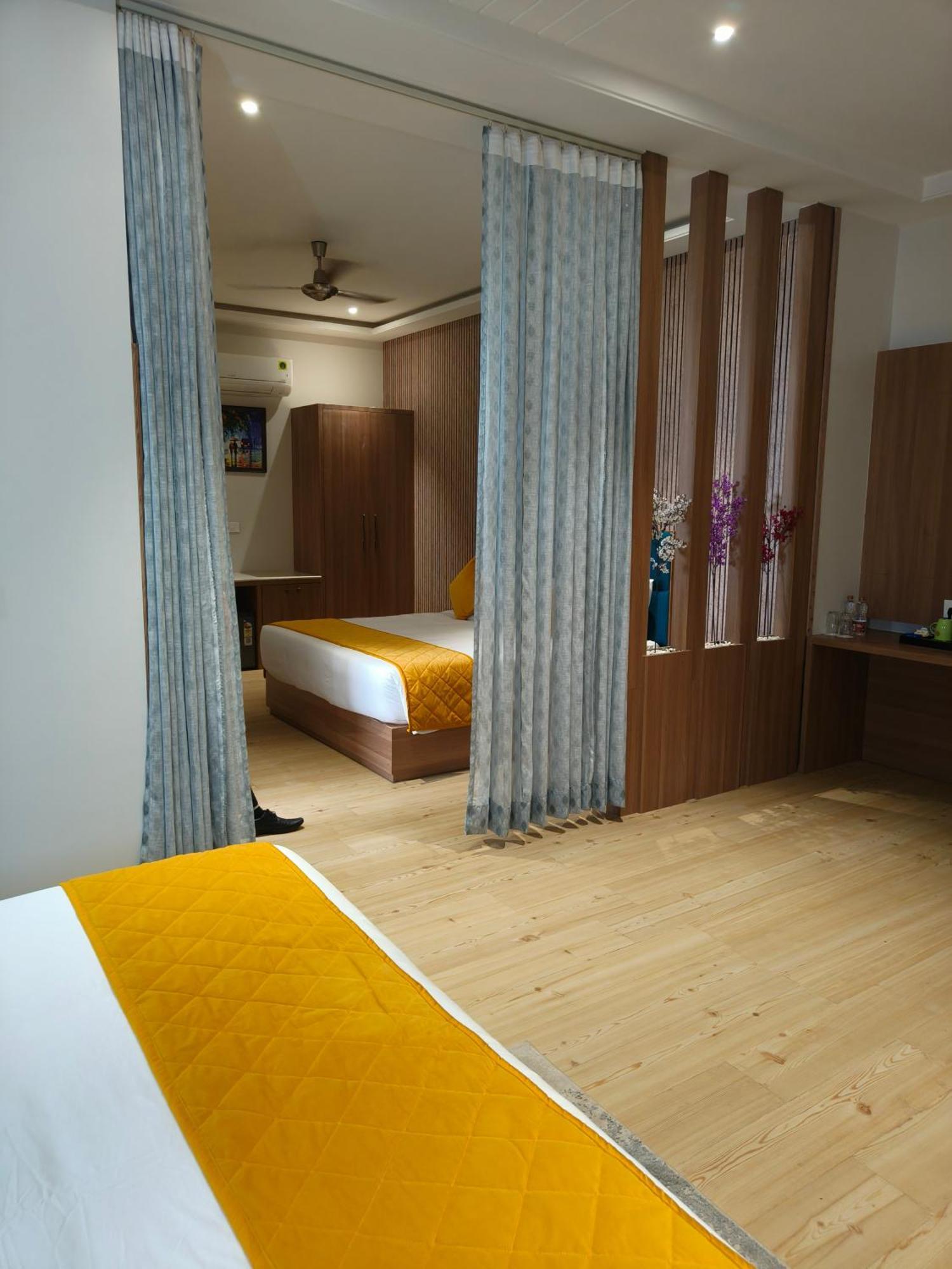 Hotel Three Seasons Vrindávan Kültér fotó